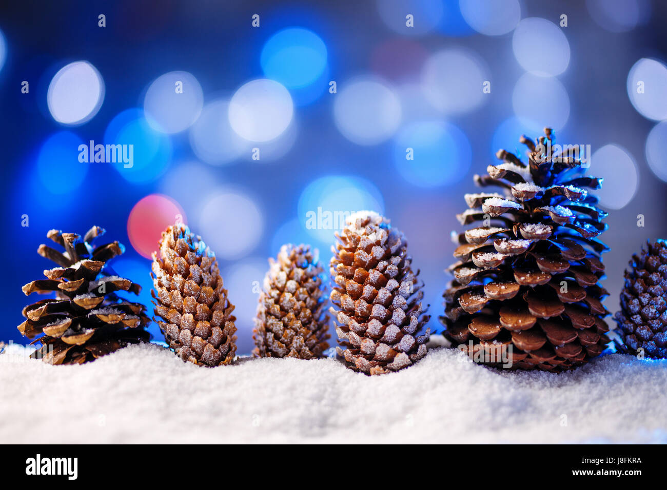 Verschneite Weihnachten Hintergrund mit Tanne und Kiefer Kegel. Stockfoto