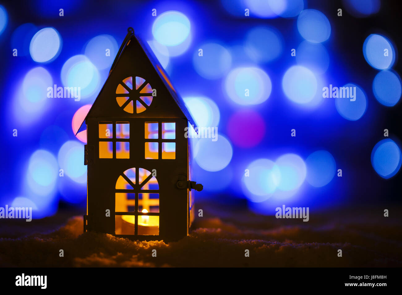 Brennende Laterne im Schnee, Weihnachten Hintergrund. Stockfoto