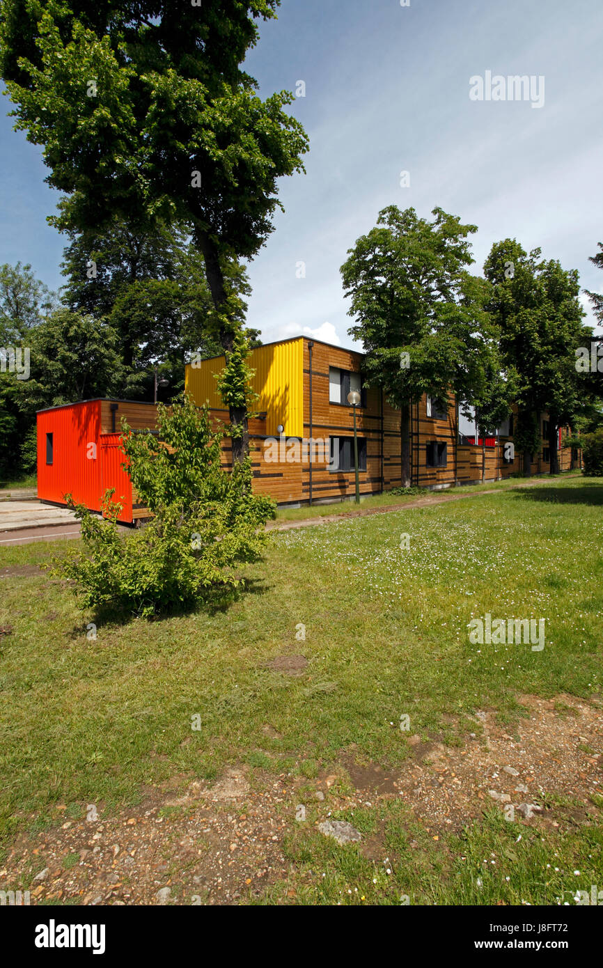 Containerville in einer Seitenstraße direkt neben einem Park in Paris. Bezahlbarer Wohnraum in der Hauptstadt für niedrige Arbeitnehmer. Stockfoto