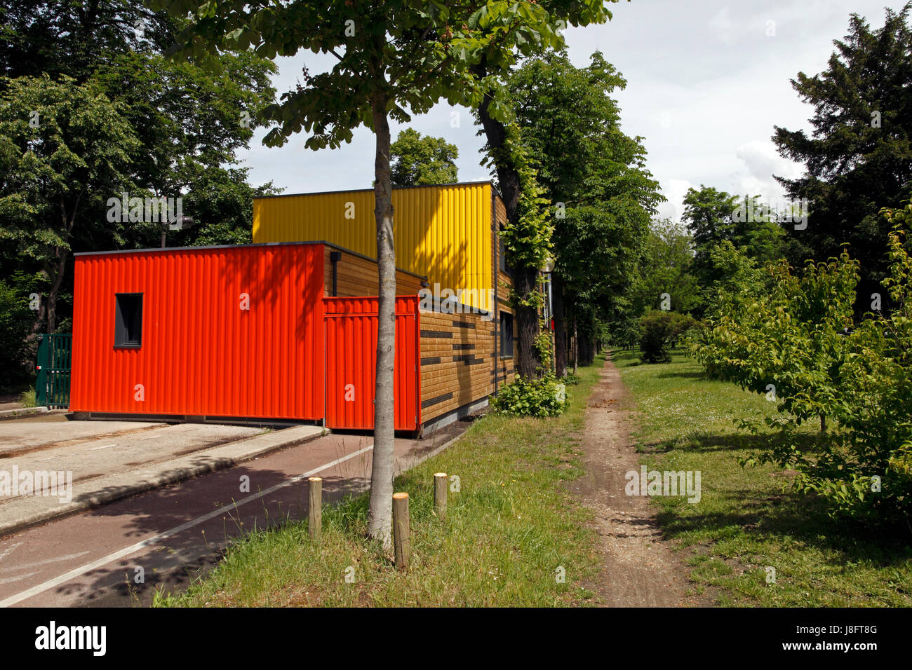 Containerville in einer Seitenstraße direkt neben einem Park in Paris. Bezahlbarer Wohnraum in der Hauptstadt für niedrige Arbeitnehmer. Stockfoto