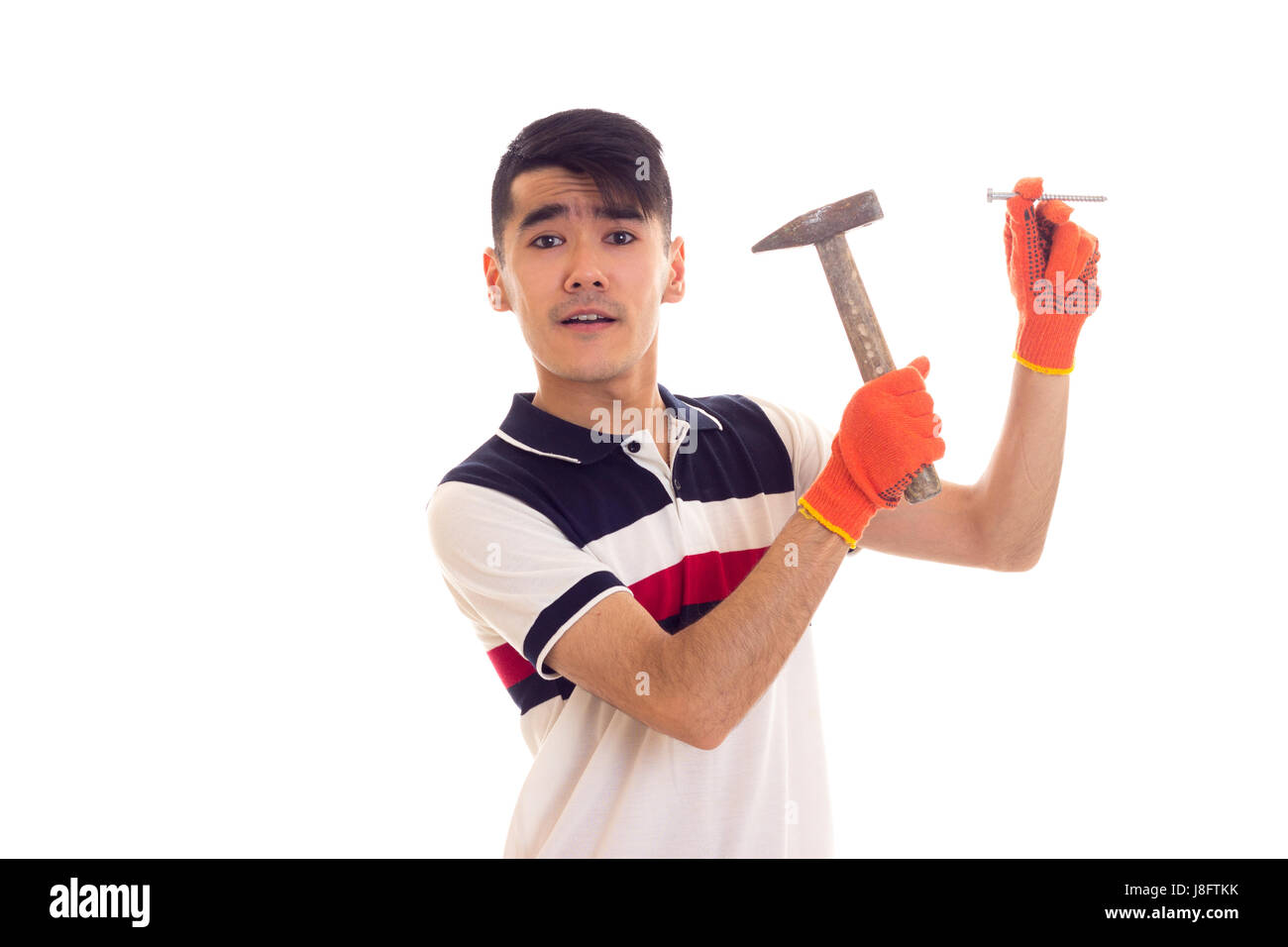 Junger netter Mann mit dunklen Haaren in weißen und blauen T-shirt und Orange Handschuhe halten einen Hummer und Nägel auf weißem Hintergrund im studio Stockfoto