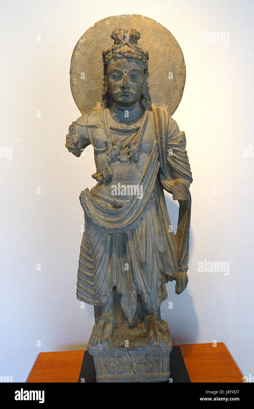 Die Statue von Maitreya, einem stehenden Bodhisattva aus Gandhara, um das 3. Jahrhundert n. Chr., besteht aus grauem Schiefer. Es spiegelt die buddhistische Kunst der Region wider und ist Teil der Sammlung des Matsuoka Museum of Art in Tokio, Japan. Stockfoto