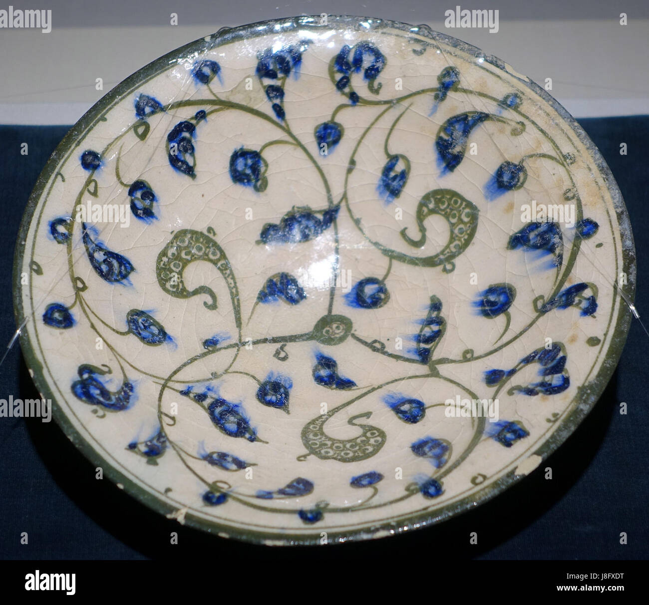 Schüssel mit Arabesken Design, Iran, 13. Jahrhundert n. Chr., blaue und Grüne Glasur auf weißem Grund Keramik Matsuoka Museum of Art Tokyo, Japan-DSC07262 Stockfoto