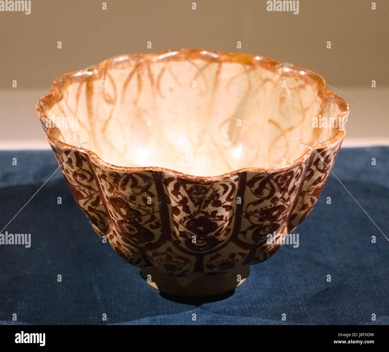 Blattkreuzes Schale mit Blumen-Design, Iran, 1250 1300 AD, Glanz Geschirr Keramik Matsuoka Museum of Art Tokyo, Japan-DSC07266 Stockfoto