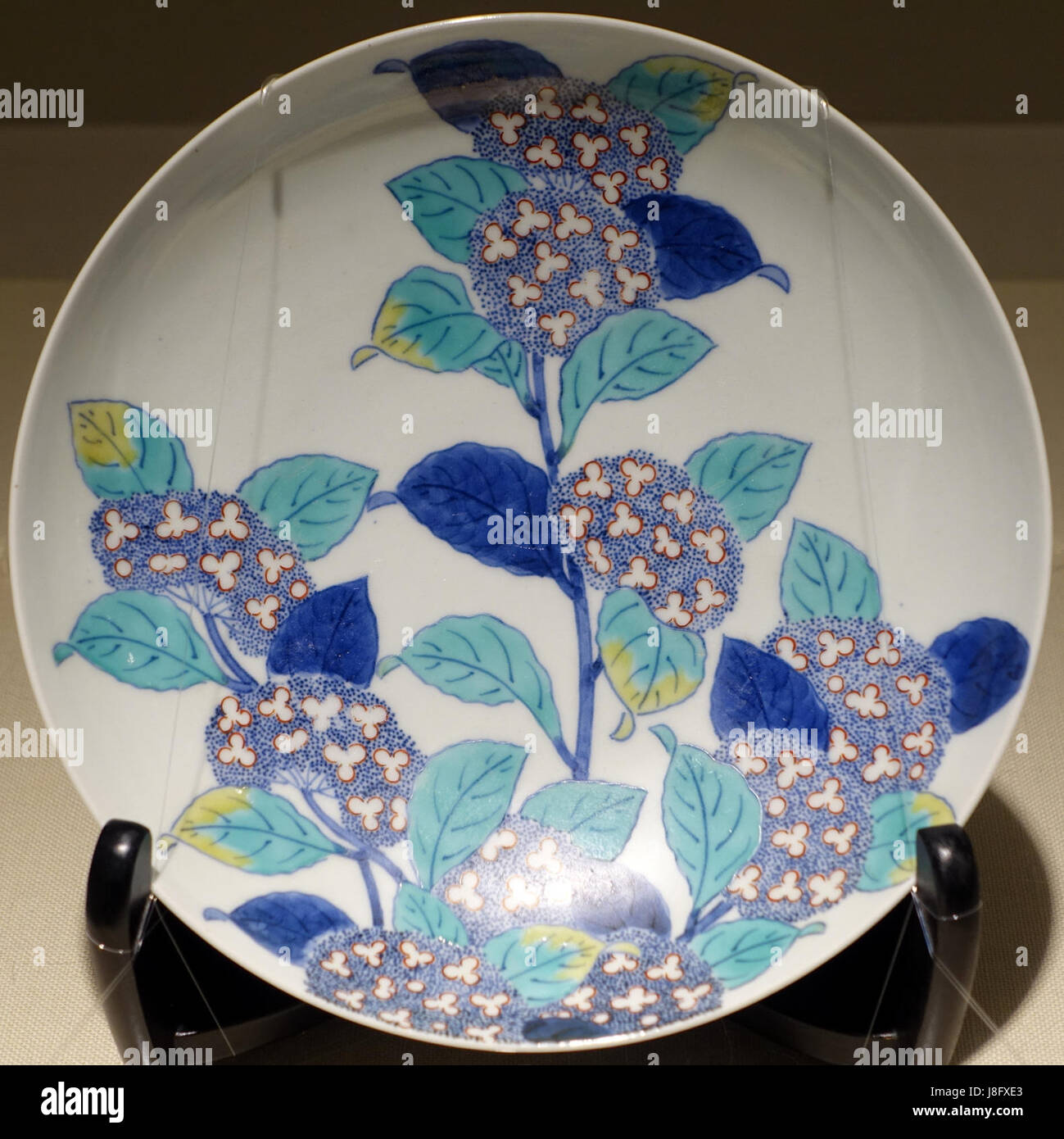 Dieses Gericht mit Hortensie-Design ist ein Beispiel für Arita, eine Porzellanart, die in Japan während der Edo-Zeit (17. Bis Anfang des 18. Jahrhunderts) hergestellt wurde. Es ist Teil der Nabeshima-Tradition und wird im Matsuoka Museum of Art in Tokio ausgestellt. Stockfoto