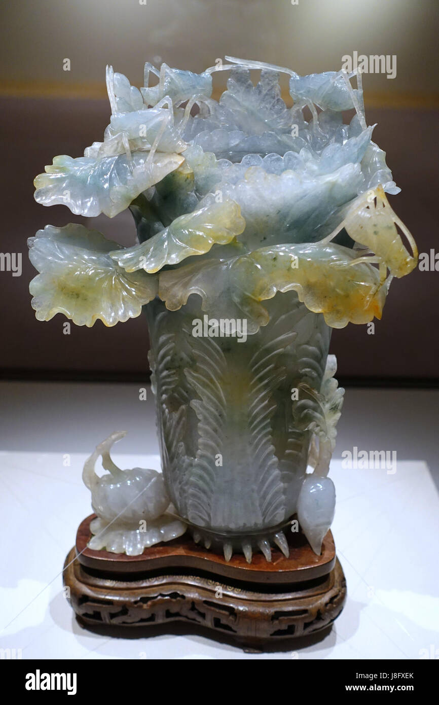 Diese Blumenvase aus Jadeite ist wie ein Chinakohl geformt und stammt aus der Qing-Dynastie zwischen dem 18. Und 19. Jahrhundert. Es ist Teil der Sammlung im Matsuoka Museum of Art in Tokio, Japan. Stockfoto