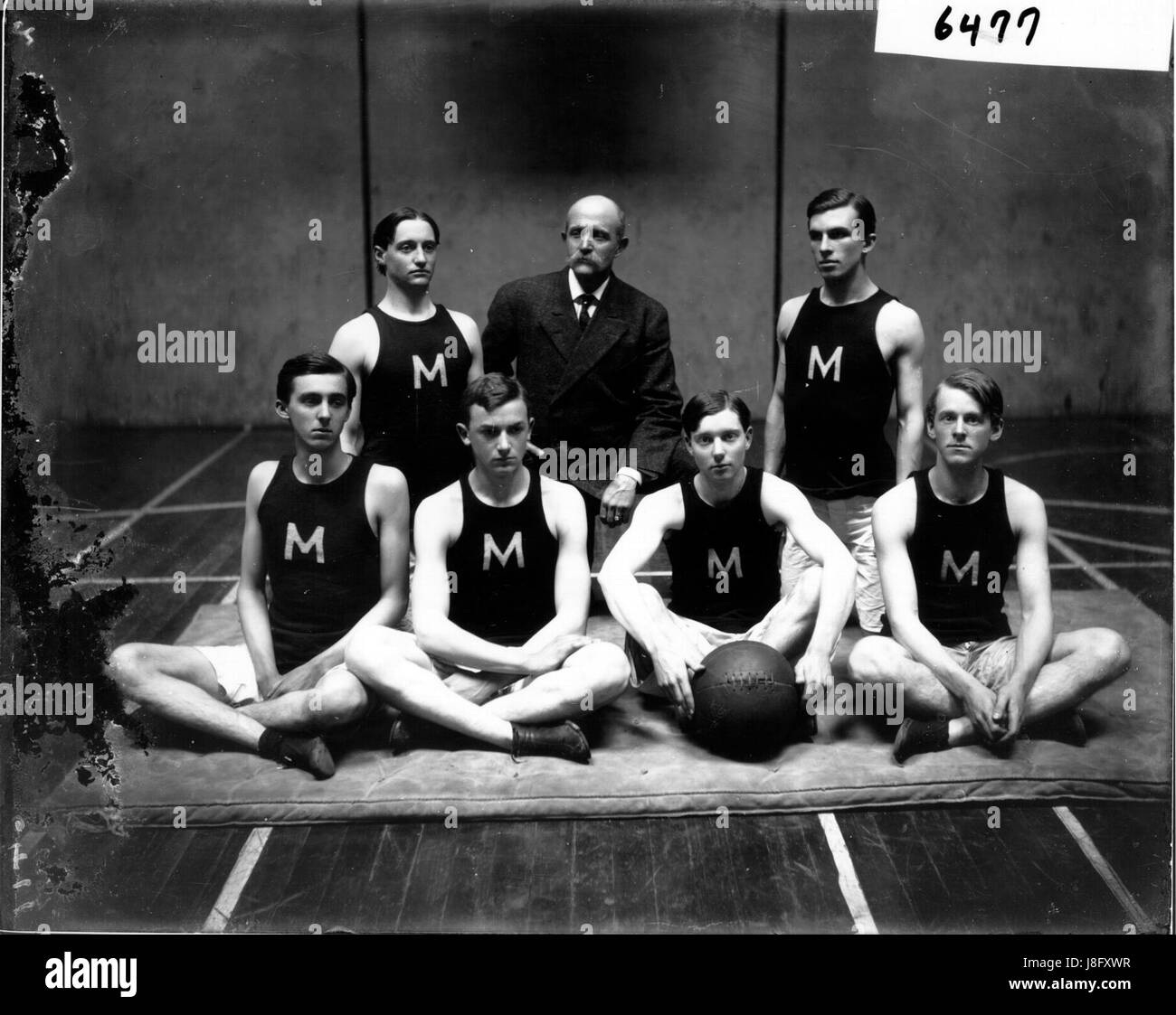 Foto des Basketballteams der Miami University aus dem Jahr 1905, das Basketballkleidung und Teamdynamik des frühen 20. Jahrhunderts zeigt. Stockfoto