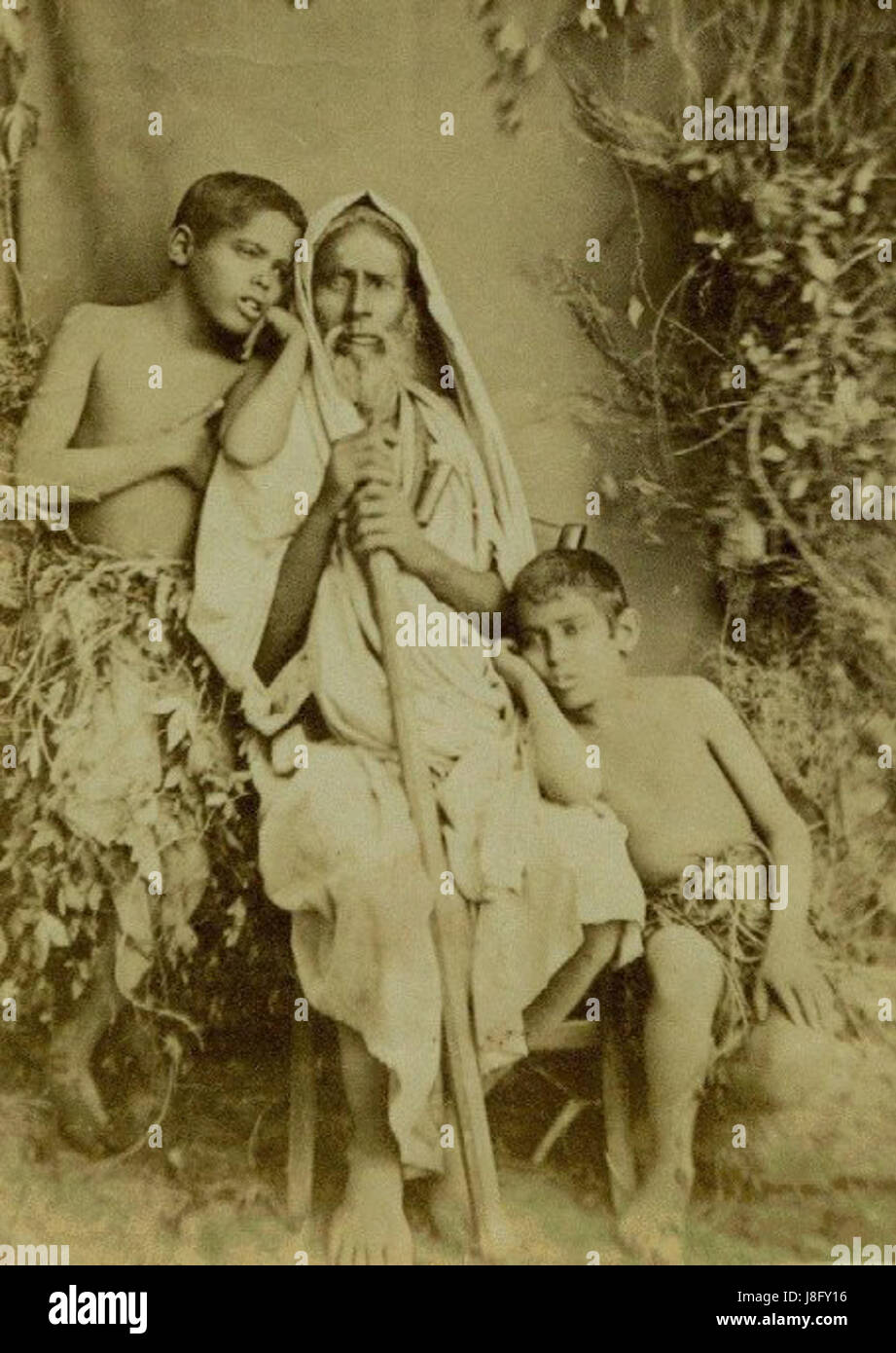 Indischer heiliger Mann mit zwei Jungs im 19. Jahrhundert Stockfoto