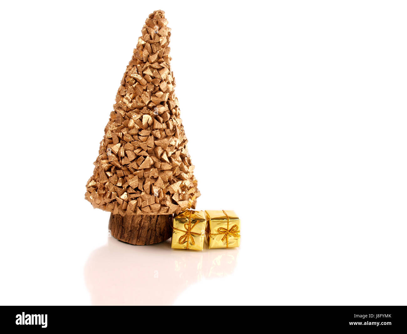 Goldener Weihnachtsbaum mit Geschenk-Boxen Stockfoto