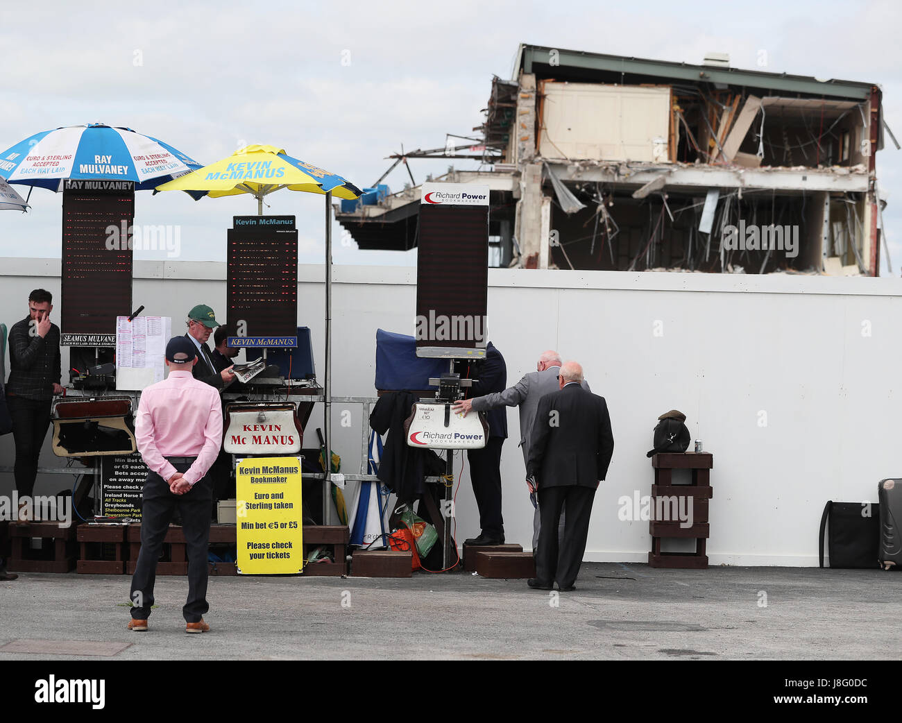 Buchmacher gehen über ihr Geschäft mit dem Rest des alten Standes im Hintergrund auf dem Curragh Racecourse, Co. Kildare. Stockfoto