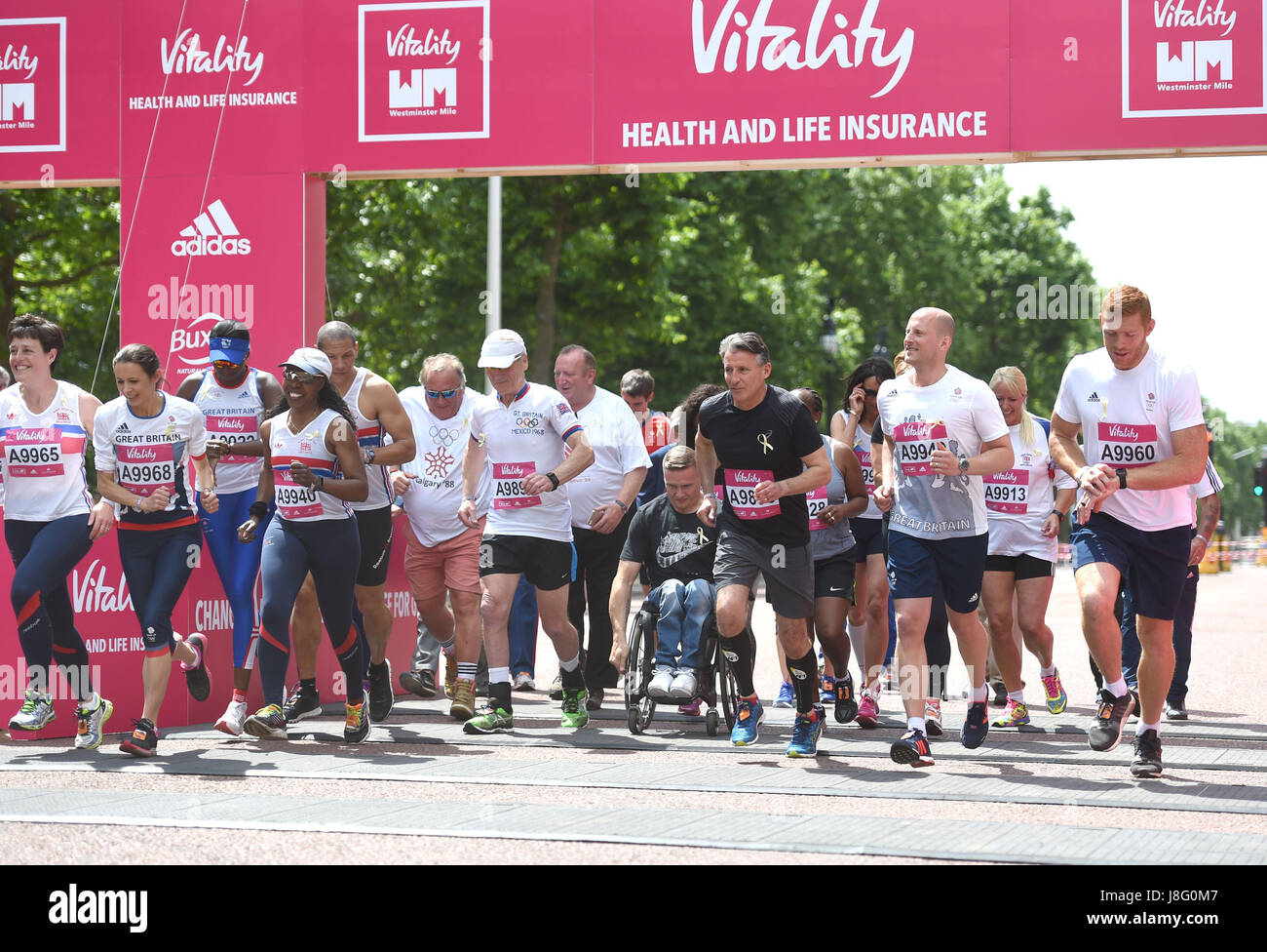 Jo Pavey (zweiter von links), David Weir (Mitte) und Lord Sebastian Coe (Mitte rechts) an den Start der "Olympier Meile", Teil der Vitalität Westminster Meile auf der Mall im Zentrum von London, mit mehr als 100 Olympioniken einschließlich Eis Tanzlegende Jayne Torvill, Ruder-Olympiasieger Greg Searle und fünf Mal Olympian Jo Pavey. Stockfoto