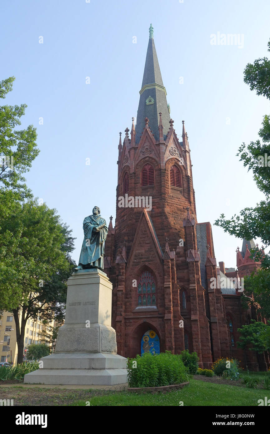 Diese Skulptur von Martin Luther von Ernst Rietschel befindet sich am Thomas Circle in Washington DC und erinnert an den protestantischen Reformationsführer und seinen Einfluss auf die Religionsgeschichte. Stockfoto