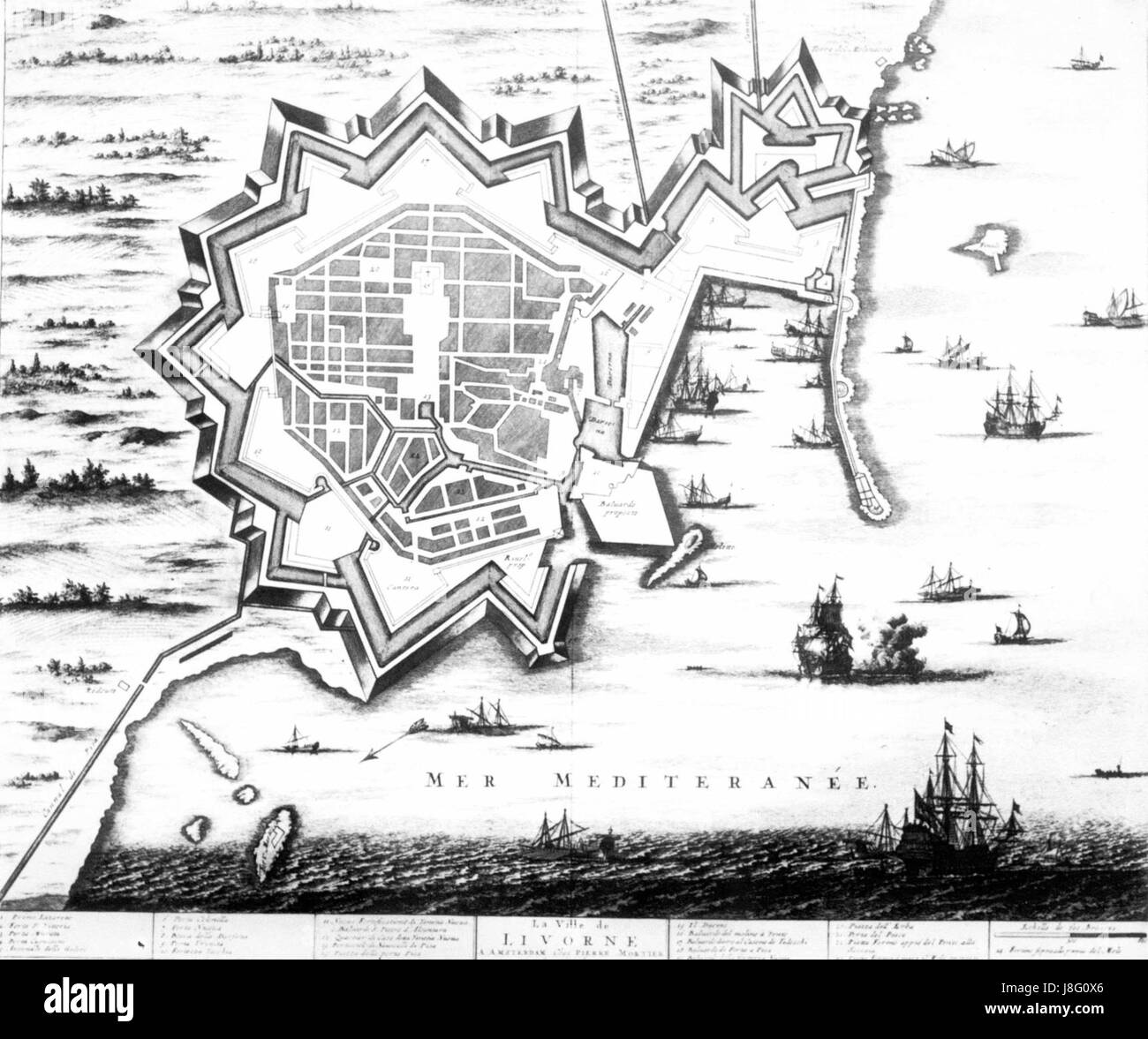 Diese Karte von Livorno aus dem Jahr 1696, erstellt von Vincenzo Coronelli, beschreibt das Stadtbild im späten 17. Jahrhundert. Coronelli war ein renommierter venezianischer Kartograf, und diese Karte zeigt die geografischen Merkmale und die Entwicklung der Hafenstadt zu dieser Zeit. Stockfoto