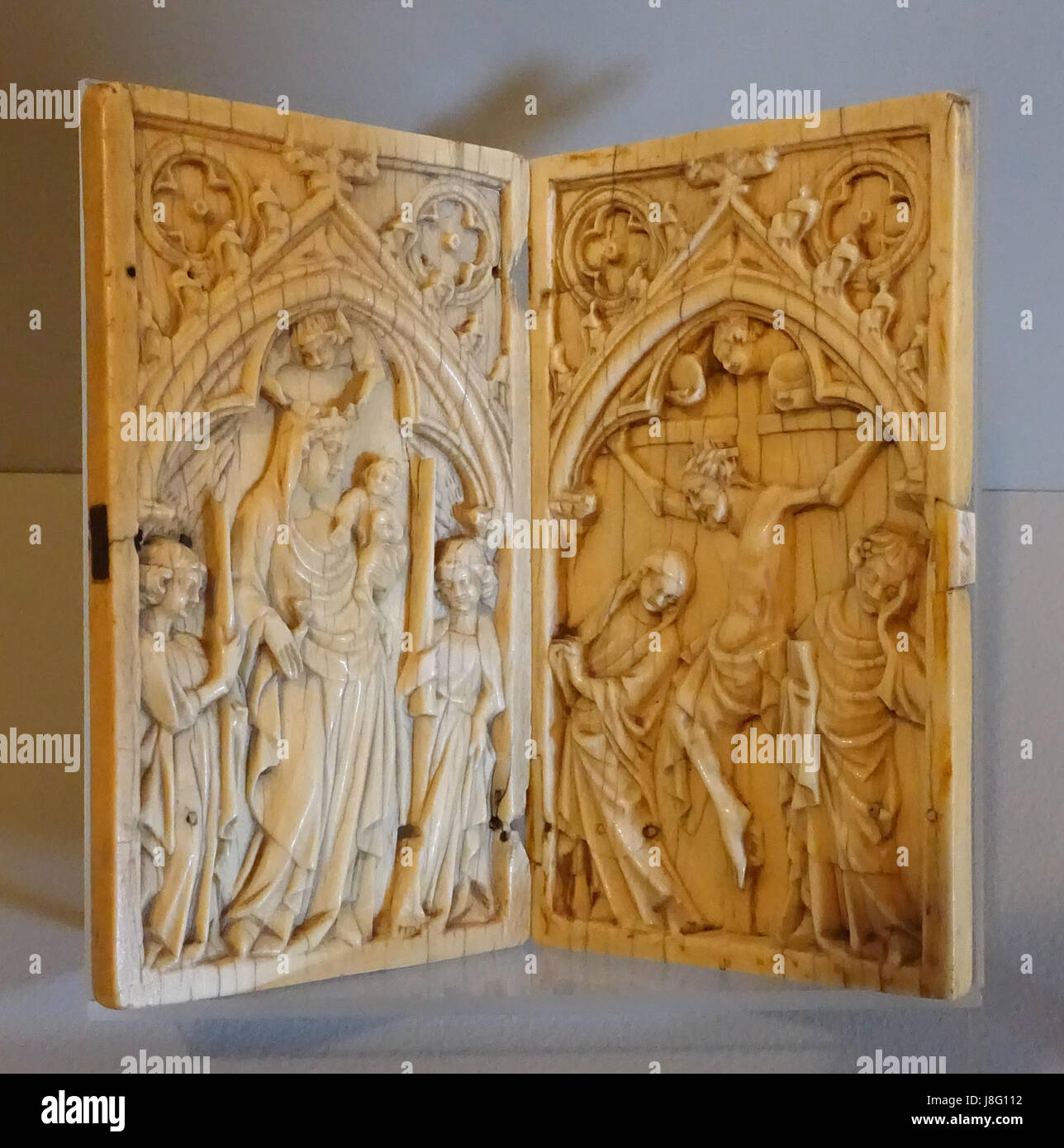 Diptychon mit der Krönung der Jungfrau Maria und Kreuzigung von Jesus Christus, Frankreich, vielleicht Paris, c. 1340 1360, Elfenbein Krannert Art Museum, UIUC DSC06347 Stockfoto Diptychon mit der Krönung der Jungfrau Maria und Kreuzigung von Jesus Christus, Frankreich, vielleicht Paris, c. 1340 1360, Elfenbein Krannert Art Museum, UIUC DSC06347 Stockfoto