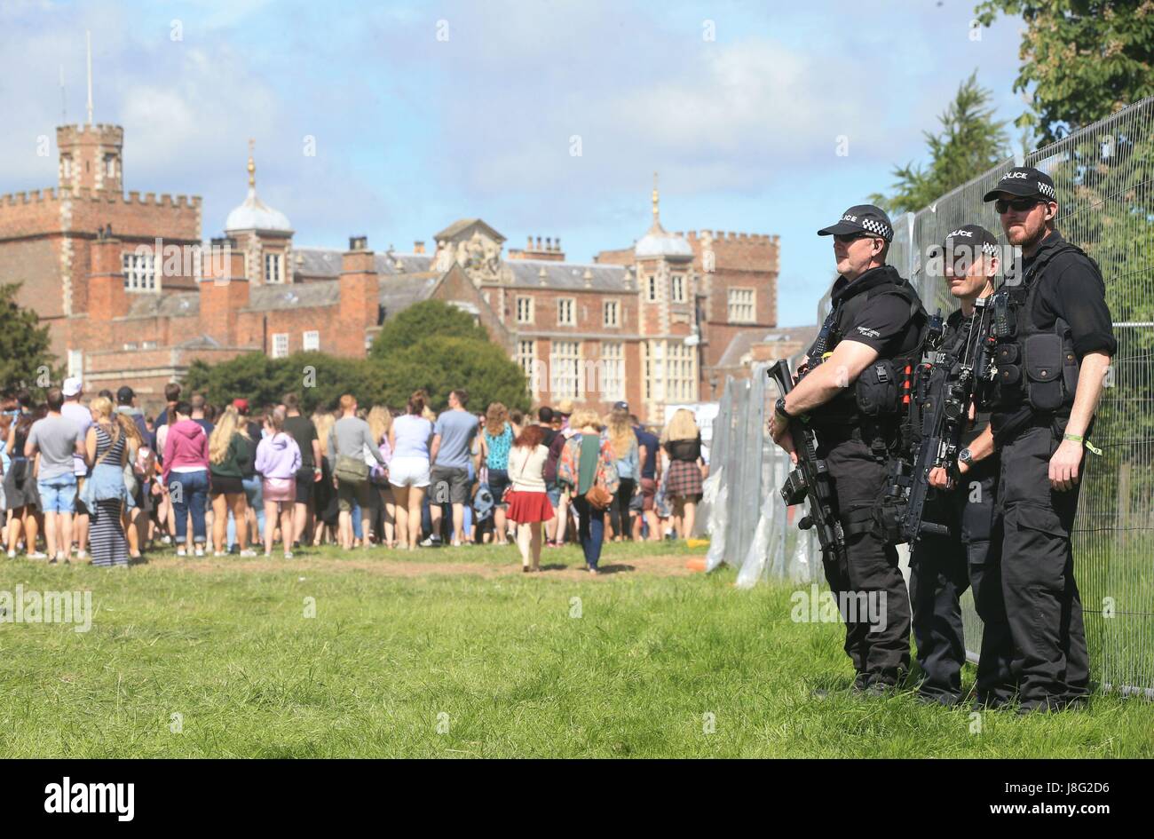 Bewaffnete Polizisten im Einsatz als Massen von Menschen kommen auf BBC Radio 1 Big Weekend bei Burton Constable Hall, Burton Constable, Skirlaugh im Rumpf. Stockfoto