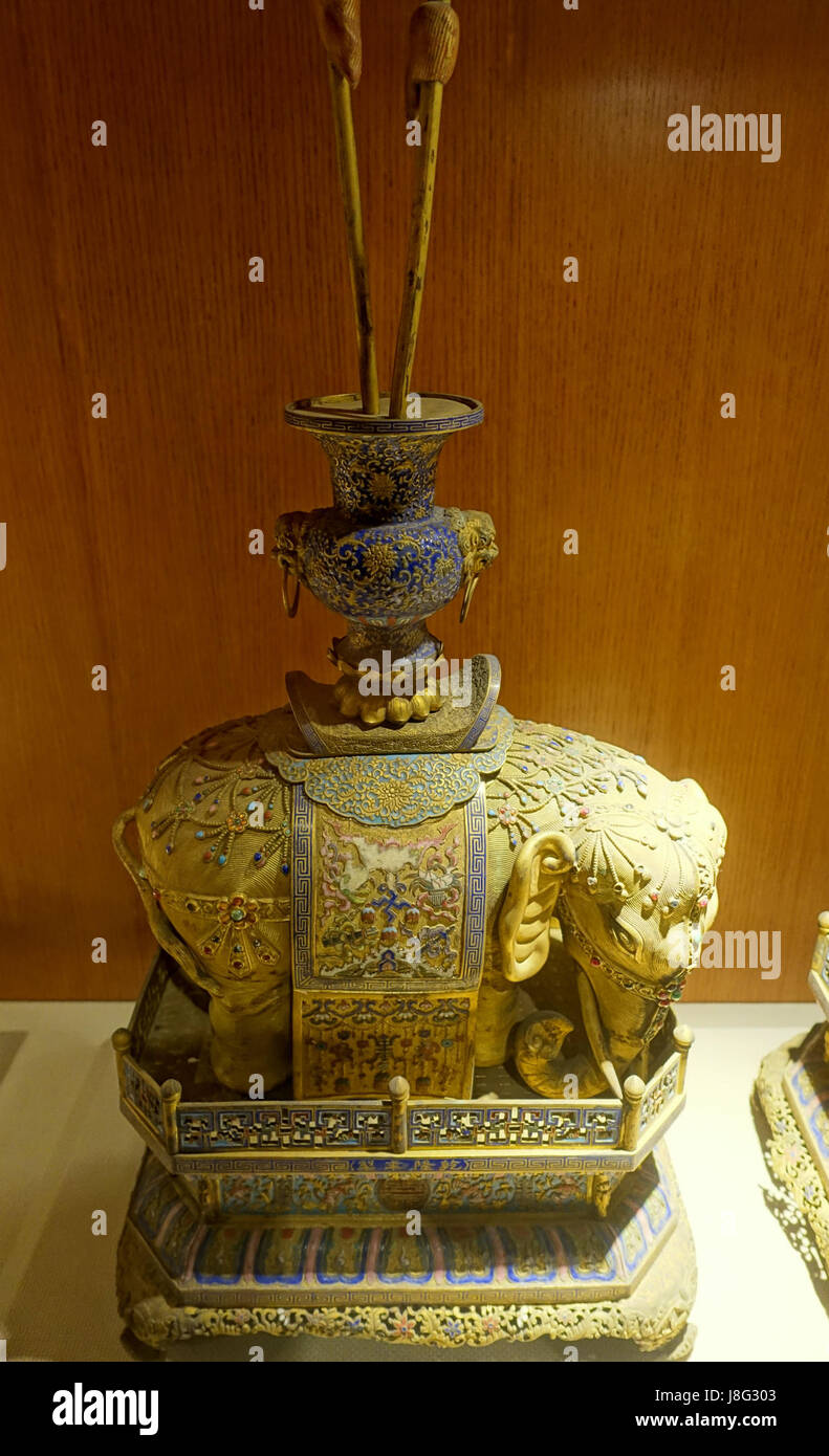 Dieses Bild zeigt einen von zwei elefantenförmigen Kerzenleuchtern aus Tibet aus dem Jahr 1644-1911 n. Chr. Diese Artefakte aus vergoldetem Kupfer spiegeln die komplizierte Handwerkskunst tibetischer Metallarbeiten und ihre kulturelle Bedeutung wider. Derzeit im Sichuan Provincial Museum in Chengdu, China. Stockfoto Dieses Bild zeigt einen von zwei elefantenförmigen Kerzenleuchtern aus Tibet aus dem Jahr 1644-1911 n. Chr. Diese Artefakte aus vergoldetem Kupfer spiegeln die komplizierte Handwerkskunst tibetischer Metallarbeiten und ihre kulturelle Bedeutung wider. Derzeit im Sichuan Provincial Museum in Chengdu, China. Stockfoto