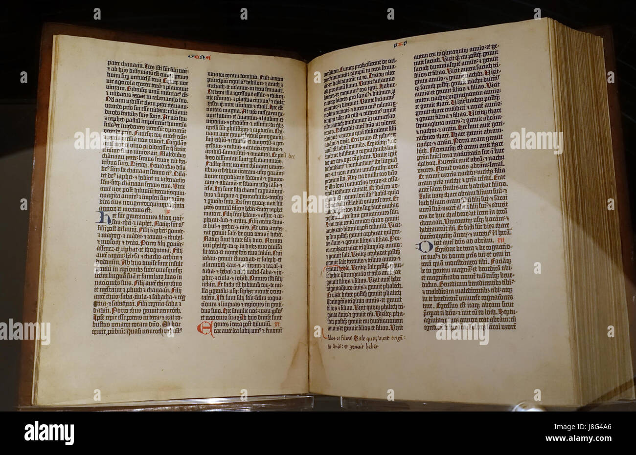 Eine Seite aus der Gutenberg-Bibel, die die Bedeutung früherer gedruckter Texte im religiösen und historischen Kontext zeigt. Stockfoto