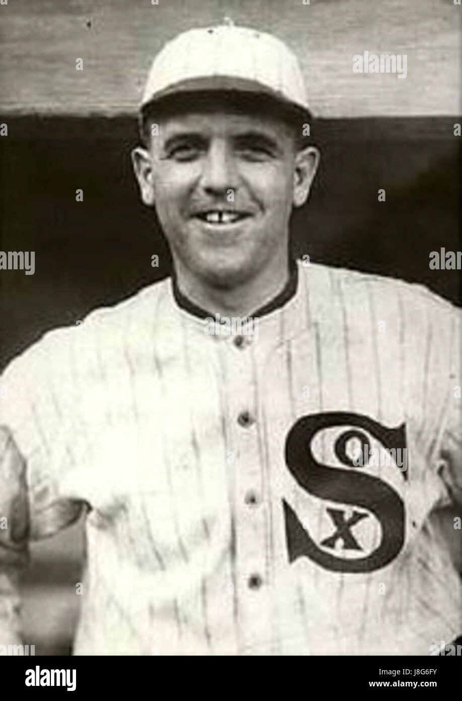 Eddie Cicotte war ein prominenter Baseballkrug, der für seine Rolle im Black Sox-Skandal von 1919 bekannt war. Seine Karriere war von Kontroversen geprägt und er wurde wegen seiner Beteiligung an Wurfspielen vom professionellen Baseball ausgeschlossen. Cicottes Handeln und ihre Auswirkungen auf die Integrität des Sports sind ein wichtiger Teil der Baseballgeschichte. Stockfoto