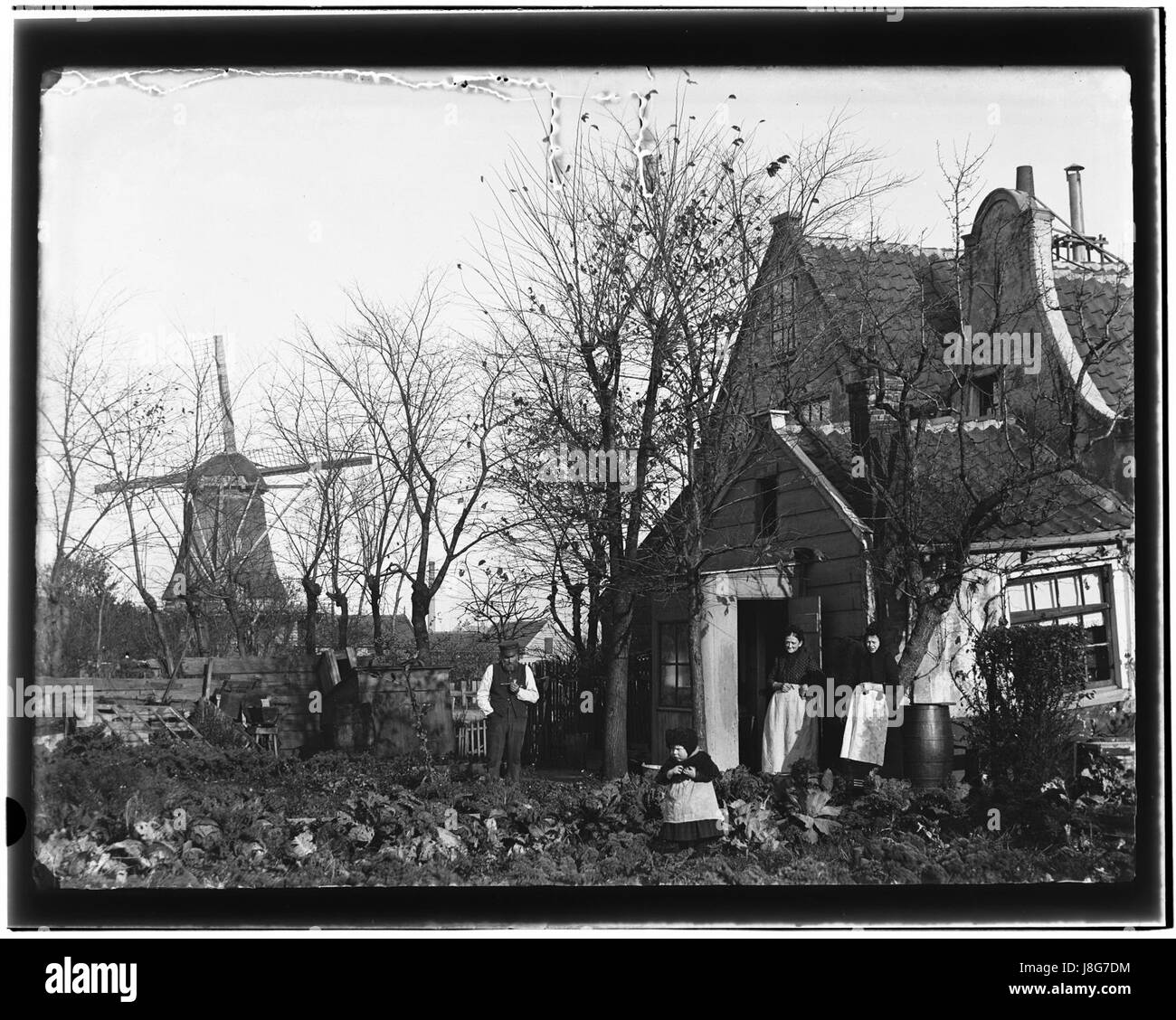 „Eerste Vinkenbuurt“ ist eine historische Fotografie von Jacob Olie, einem bekannten niederländischen Fotografen aus dem 19. Jahrhundert. Das in hoher Auflösung aufgenommene Foto zeigt eine Straßenszene aus Amsterdam und zeigt die Architektur und das urbane Leben der Zeit. Stockfoto