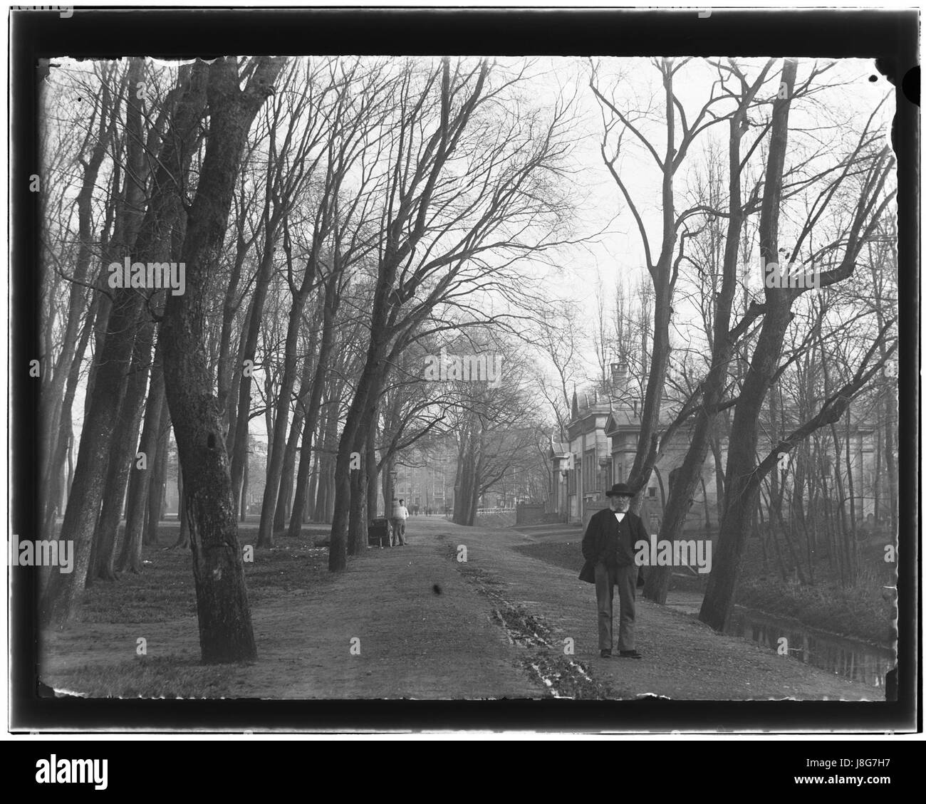 Het Muiderbosje ist ein Gemälde von Jacob Olie, das eine Landschaft in den Niederlanden zeigt. Bekannt für seine detaillierten, realistischen Darstellungen der niederländischen Landschaft, fängt Olieâ die natürliche Schönheit und Ruhe der Gegend mit präzisen Pinselarbeiten und Aufmerksamkeit für Licht ein. Stockfoto