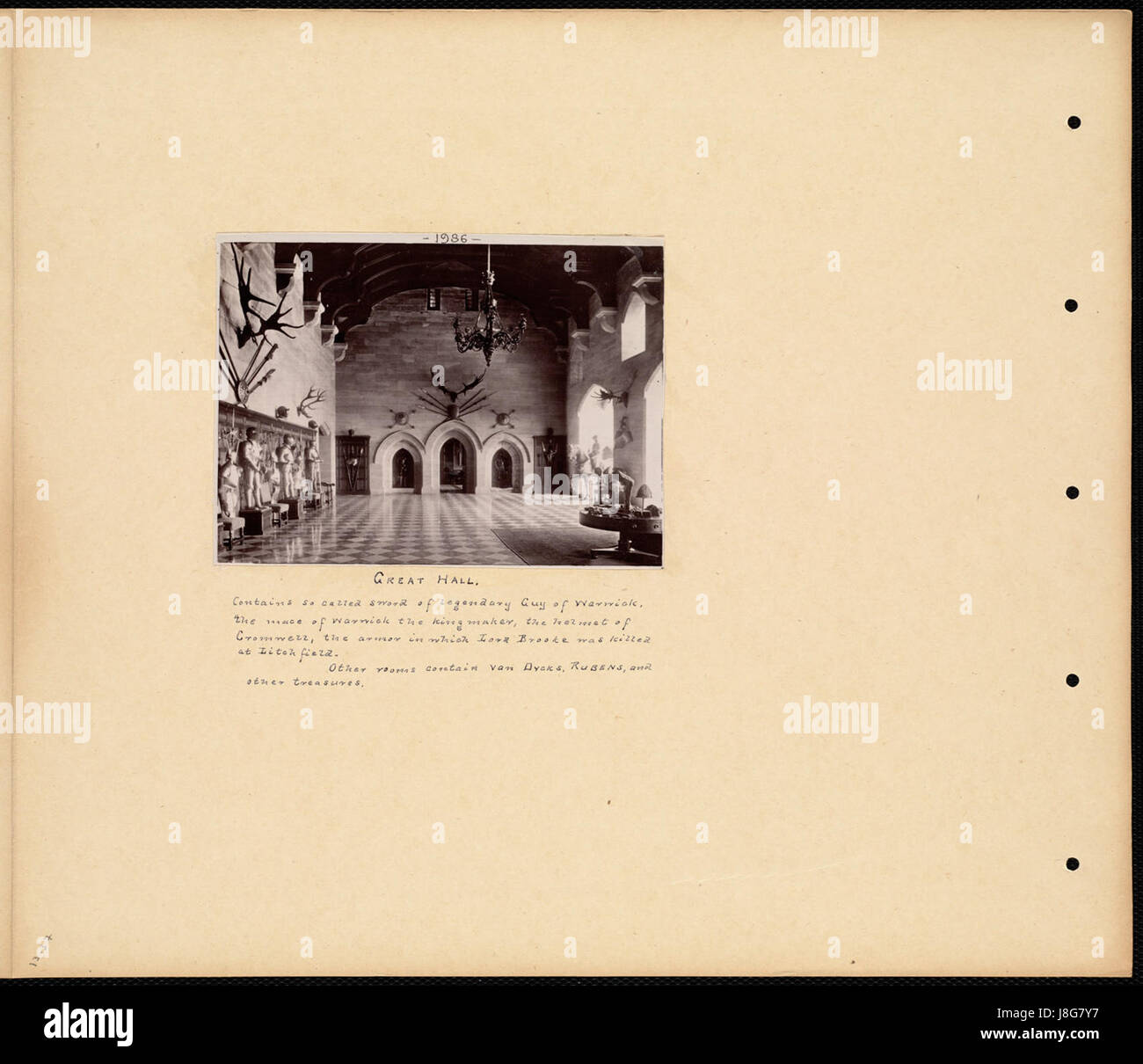 Der große Saal bezieht sich auf einen großen, imposanten Raum in einem Gebäude, der oft für zeremonielle Zwecke genutzt wird. Es ist ein häufiges Merkmal in Burgen und großen Anwesen, das historisch als Versammlungs- oder Bankettraum diente. Stockfoto