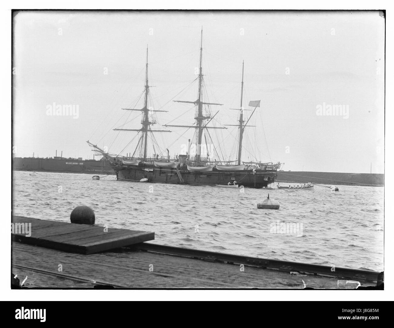 Dieses Foto „IJ (Afgesloten)“ von Jacob Olie zeigt eine Szene aus dem Fluss IJ, die den geschlossenen oder abgeschlossenen Zustand des Wasserwegs zeigt. Olies Arbeit fängt urbane Landschaften und Wasserstraßen mit historischem Kontext ein. Stockfoto