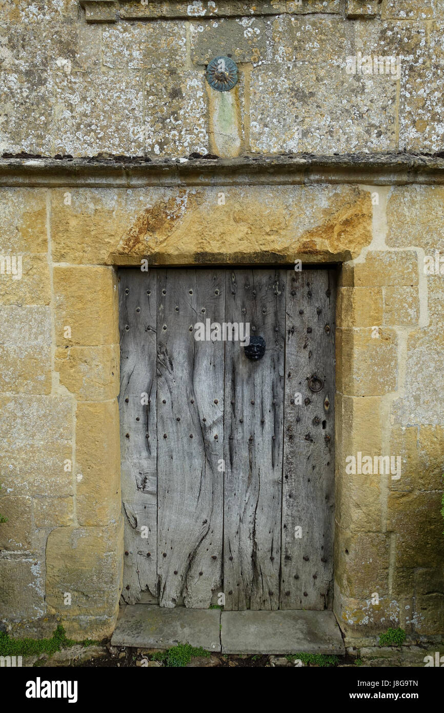 Die Tür im Snowshill Manor in Gloucestershire, England, ist ein bemerkenswertes architektonisches Merkmal, das die Handwerkskunst und das Design dieses historischen Herrenhauses zeigt. Stockfoto