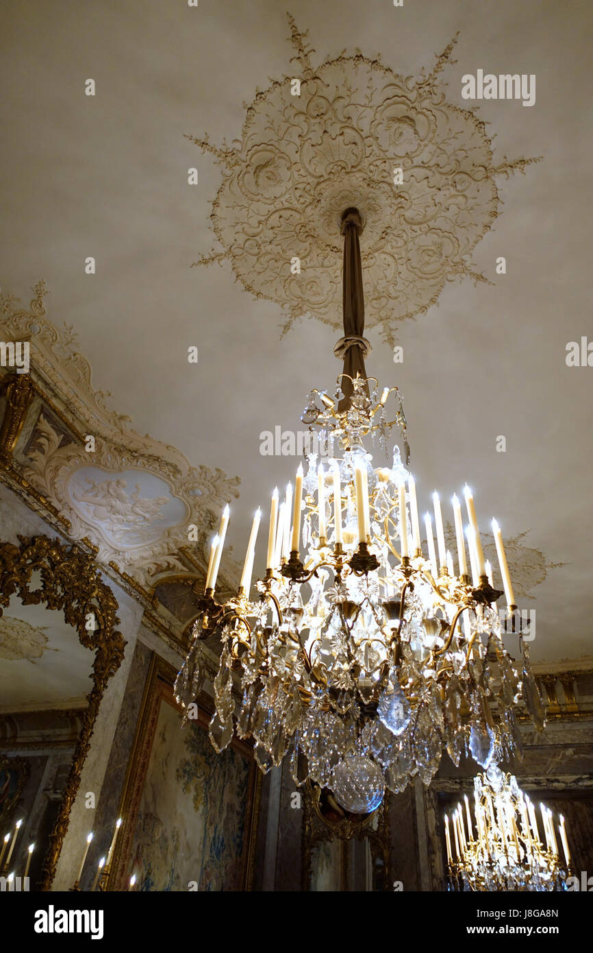 Der Speisesaal im Waddesdon Manor in Buckinghamshire, England, ist ein opulenter Raum mit gehobenem europäischem Dekor aus dem 19. Jahrhundert. Das Zimmer ist bekannt für seine üppige Einrichtung und spiegelt die Pracht der Sammlung und architektonischen Vision der Familie Rothschild wider. Stockfoto
