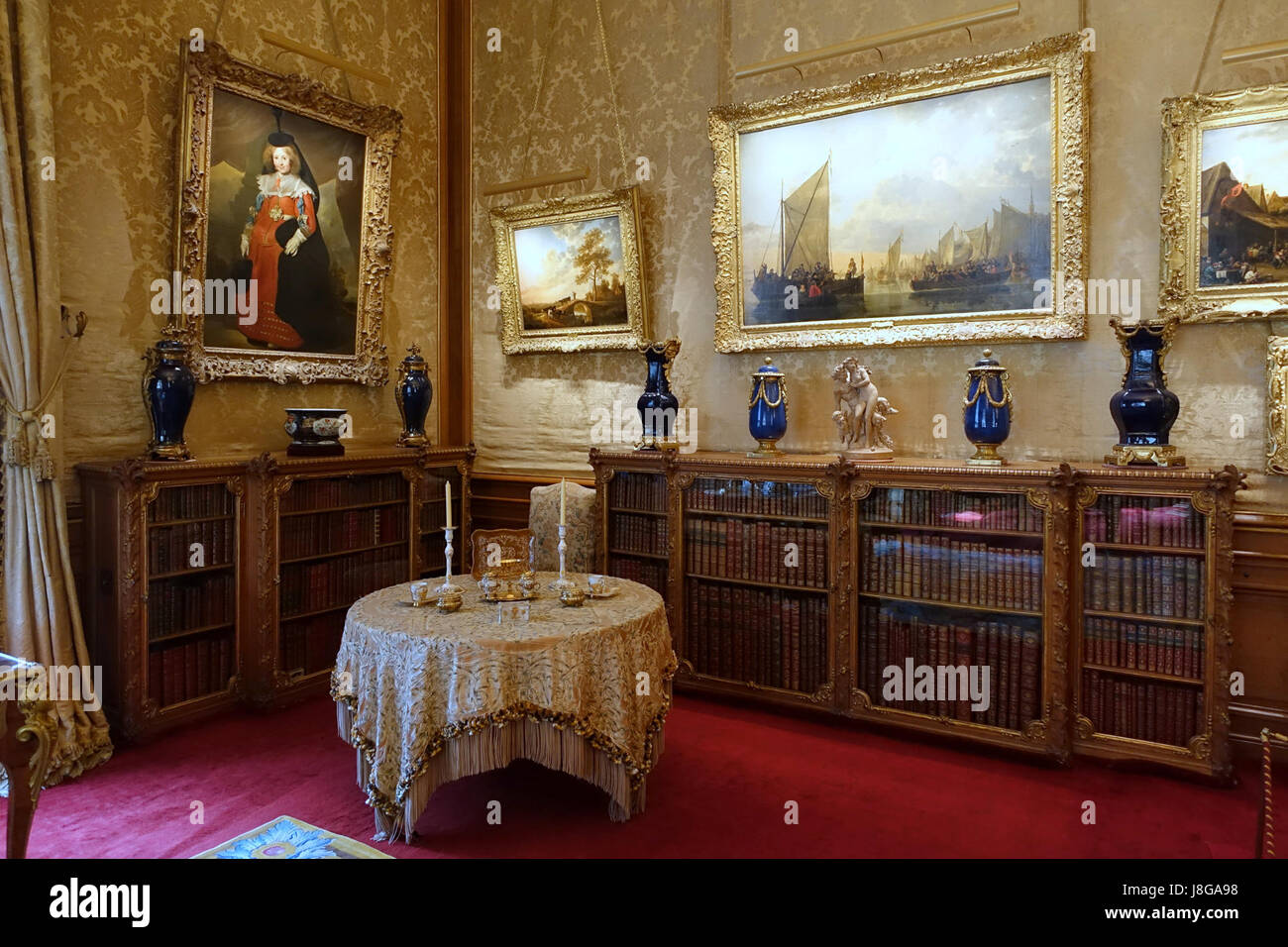 Der Morning Room im Waddesdon Manor in Buckinghamshire, England, ist ein historischer Raum mit opulentem Design, edler Einrichtung und dekorativer Kunst, die typisch für die Rothschild familyâ Kollektion ist. Stockfoto