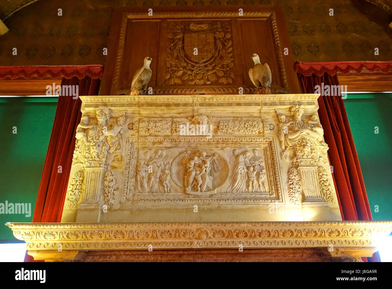 Dieses Bild zeigt den Kaminsims im Waddesdon Manor in Buckinghamshire, England. Das Herrenhaus, das im 19. Jahrhundert erbaut wurde, weist komplexe architektonische Details auf, darunter seine kunstvollen Kamine, die Zeugnis der Opulenz dieser Zeit und des Einflusses der Familie Rothschild sind. Stockfoto