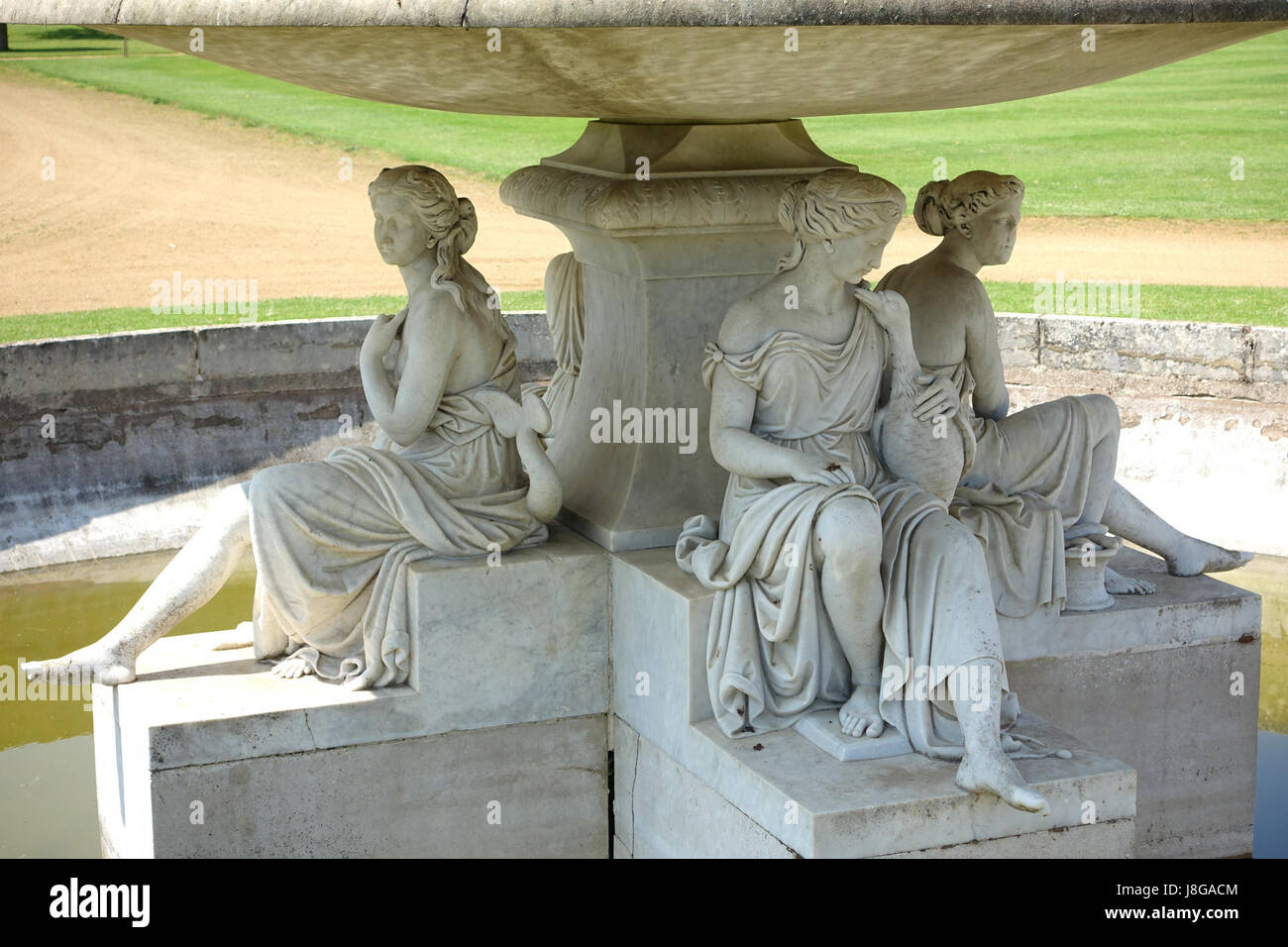 Der Marmorbrunnen aus dem Jahr 1862 im Wrest Park in Bedfordshire, England, steht für die Handwerkskunst der viktorianischen Ära. Dieser historische Brunnen ist Teil der großen Landschaftsgestaltung des Anwesens. Stockfoto