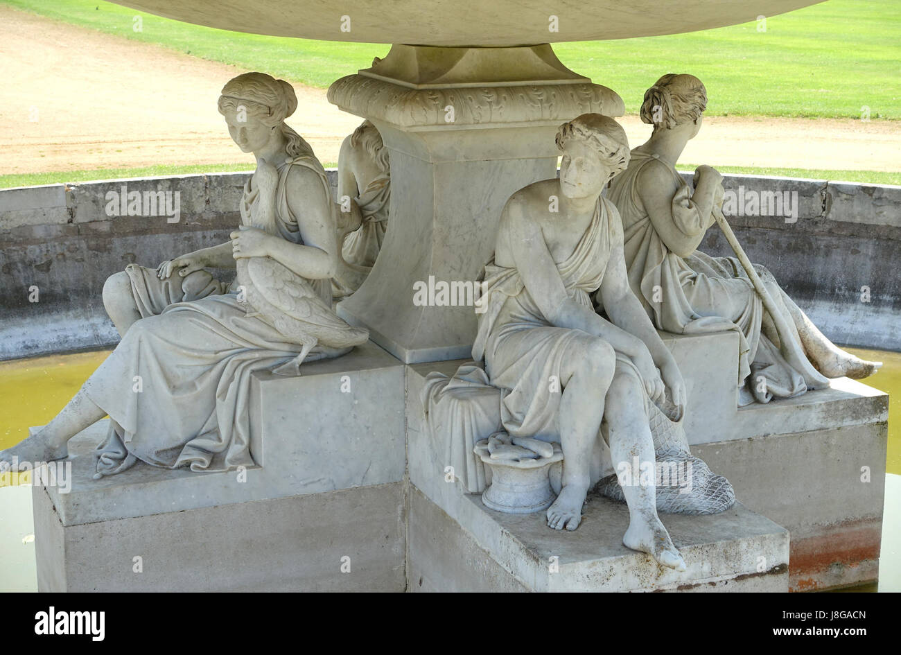 Ein Marmorbrunnen aus der Zeit um 1862 im Wrest Park, Bedfordshire, England, zeigt viktorianisches Design und Skulpturen. Stockfoto