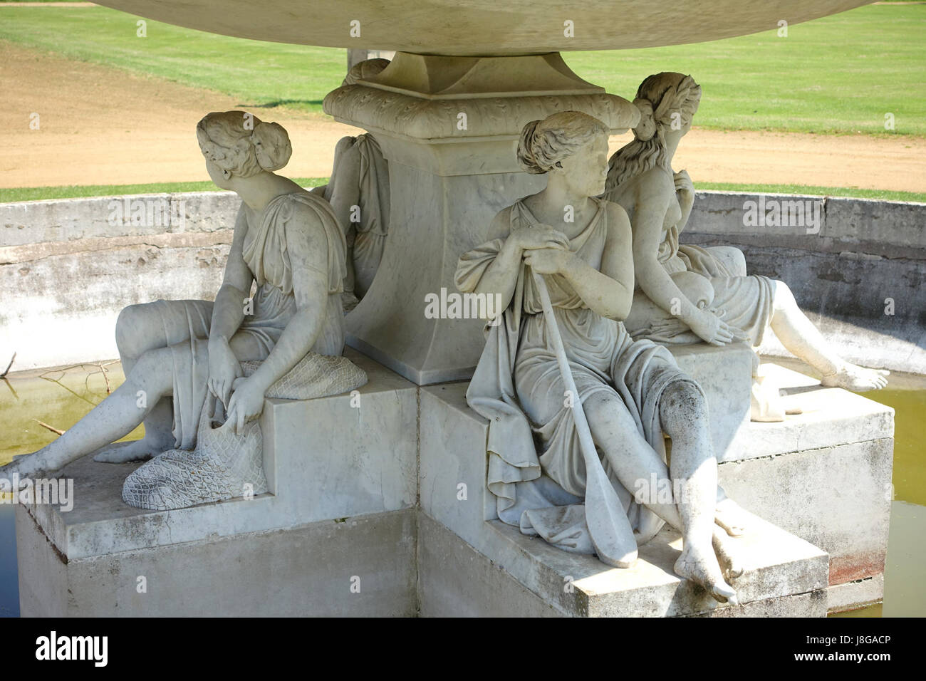 Dieser Marmorbrunnen aus dem Jahr 1862 im Wrest Park, Bedfordshire, England, zeigt handwerkliches Können aus viktorianischer Zeit. Die Skulptur ist Teil der historischen Landschaft des Parks und repräsentiert die Kunst und das Design der Mitte des 19. Jahrhunderts in England. Stockfoto