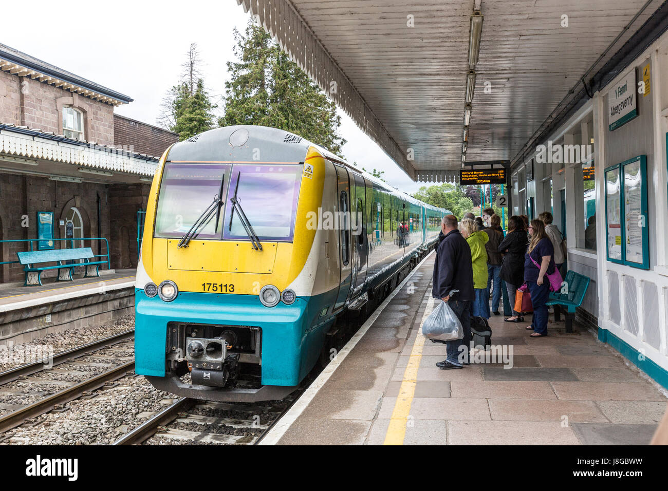 Passagiere warten auf dem Zug am Bahnhof von Abergavenny, Wales, UK Stockfoto