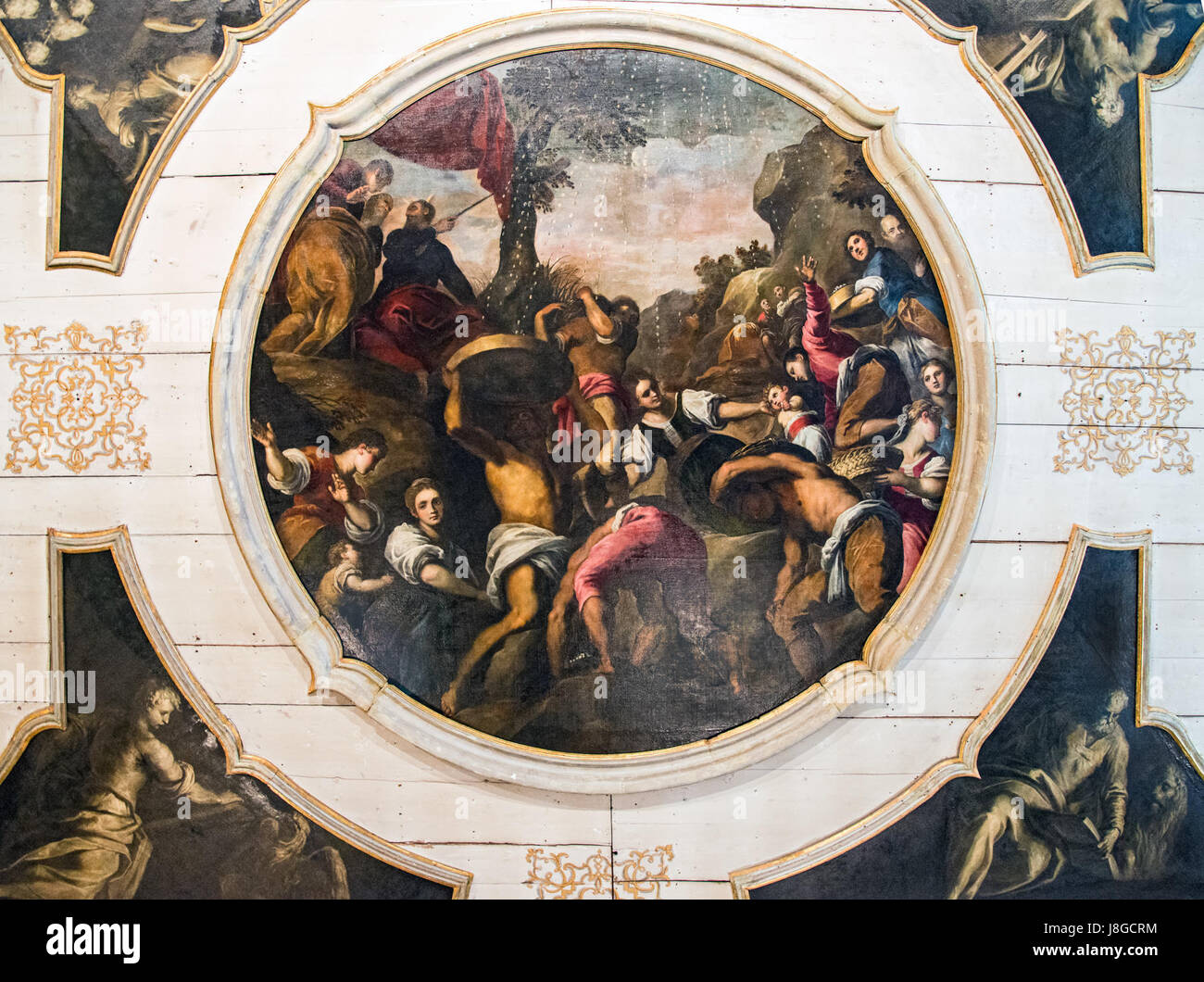 Die Chiesa dei Gesuiti in Venedig zeigt das Gemälde „Caduta della Manna“ von Palma il Giovane, das eine biblische Szene an der Sakristei-Decke darstellt. Dieses Kunstwerk spiegelt venezianischen Barockstil und religiöse Themen wider. Stockfoto