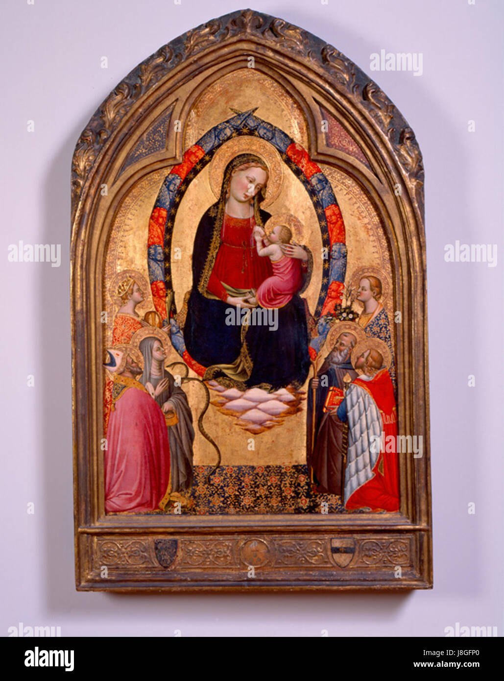 Dieses Tempera-Gemälde von Tommaso del Mazza aus dem Jahr 1390 zeigt die Madonna und das Kind mit sechs Heiligen und zeigt eine detaillierte religiöse Ikonographie, die typisch für die spätmittelalterliche Kunst ist. Stockfoto Dieses Tempera-Gemälde von Tommaso del Mazza aus dem Jahr 1390 zeigt die Madonna und das Kind mit sechs Heiligen und zeigt eine detaillierte religiöse Ikonographie, die typisch für die spätmittelalterliche Kunst ist. Stockfoto