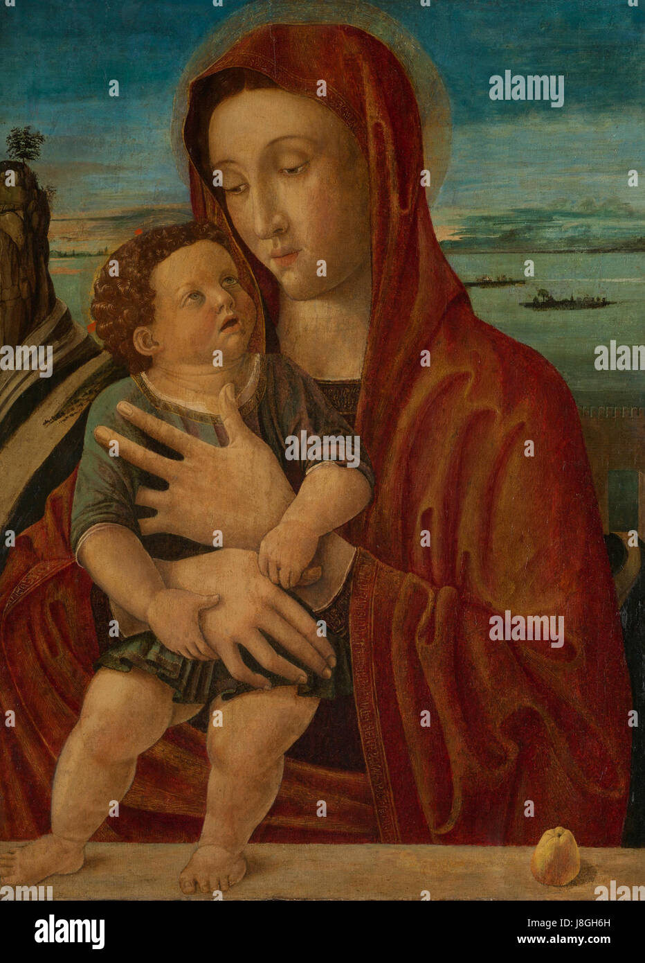 *Madonna mit Kind* von Giovanni Bellini ist ein Renaissance-Gemälde, das die Jungfrau Maria in der Hand des Jesuskindes darstellt. Bekannt für seine ruhige Komposition, zeigt das Kunstwerk Bellinis Beherrschung von Farbe und Licht und seinen Einfluss auf die venezianische Kunst. Stockfoto
