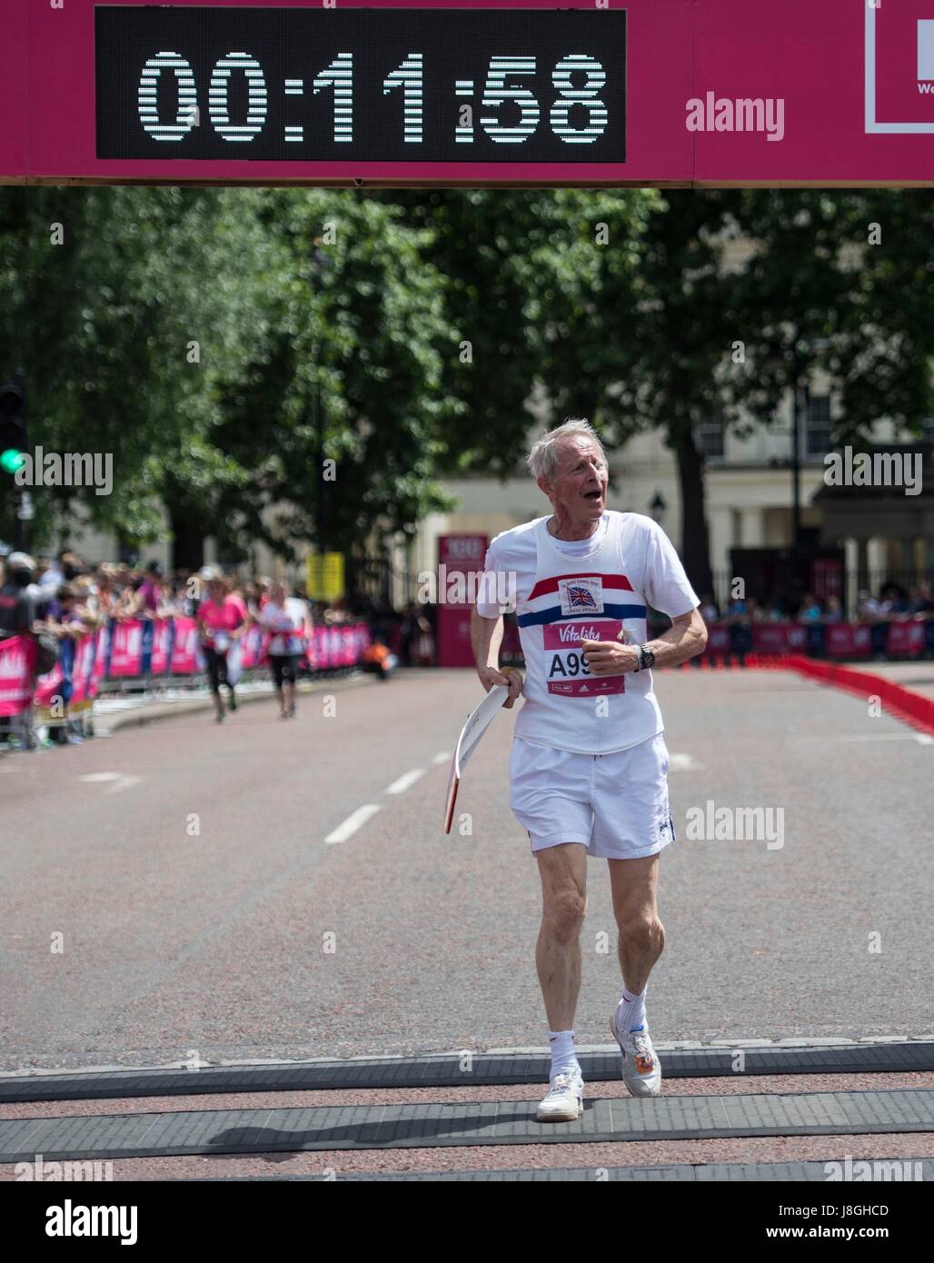 Rooney Massara beendet den "Olympioniken Meile" Teil der Vitalität Westminster Meile laufen auf der Mall in London mit mehr als 100 Olympioniken wie Greg Searle, Lord Sebastian Coe und Jo Pavey teilnehmen. Stockfoto