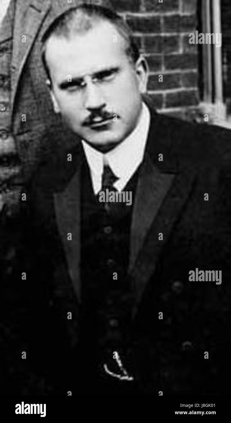 Dieses Bild zeigt Carl Jung, Sigmund Freud und Hall, die 1909 vor Clark standen, möglicherweise während einer historischen Sitzung oder Konferenz. Sie spiegelt ihre wichtige Rolle bei der Entwicklung der Psychoanalyse wider. Stockfoto