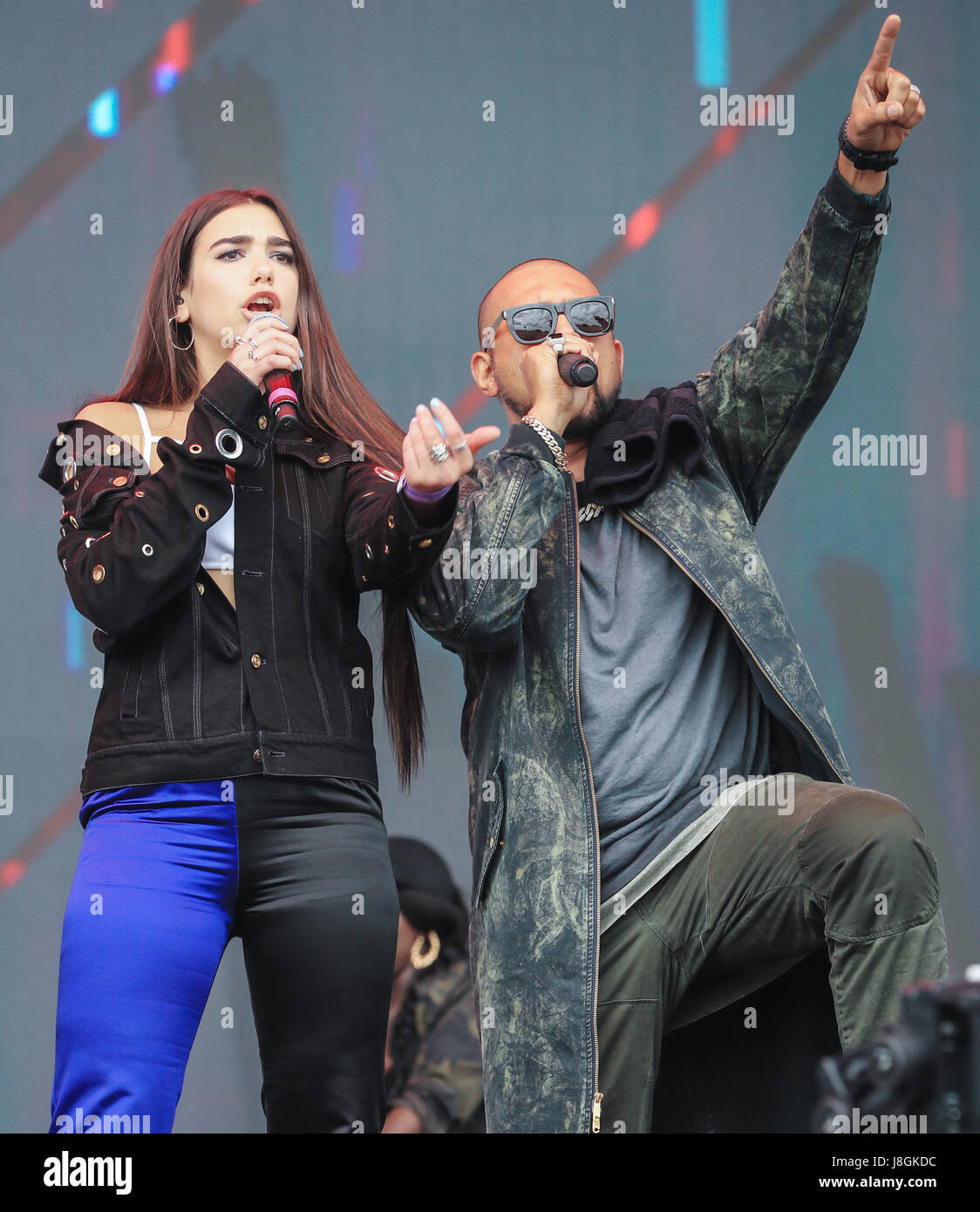 Dua Lipa (links) und Sean Paul führen während einer Zusammenarbeit mit Mura Masa bei BBC Radio 1 Big Weekend bei Burton Constable Hall, Burton Constable, Skirlaugh im Rumpf. Stockfoto