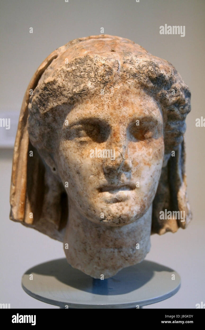 Dies bezieht sich auf eine Darstellung des Kopfes von Demeter, der griechischen Göttin für Landwirtschaft, Fruchtbarkeit und Ernte. Das Stück stellt sie wahrscheinlich in der klassischen Kunst dar und symbolisiert ihre Bedeutung für die griechische Religion und Kultur. Stockfoto Dies bezieht sich auf eine Darstellung des Kopfes von Demeter, der griechischen Göttin für Landwirtschaft, Fruchtbarkeit und Ernte. Das Stück stellt sie wahrscheinlich in der klassischen Kunst dar und symbolisiert ihre Bedeutung für die griechische Religion und Kultur. Stockfoto