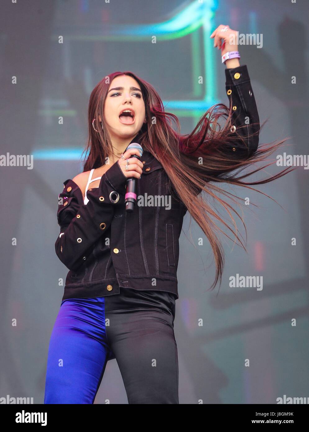 Dua Lipa führt während einer Zusammenarbeit mit Mura Masa bei BBC Radio 1's Big Weekend in Burton Constable Hall, Burton Constable, Skirlaugh im Rumpf. Stockfoto