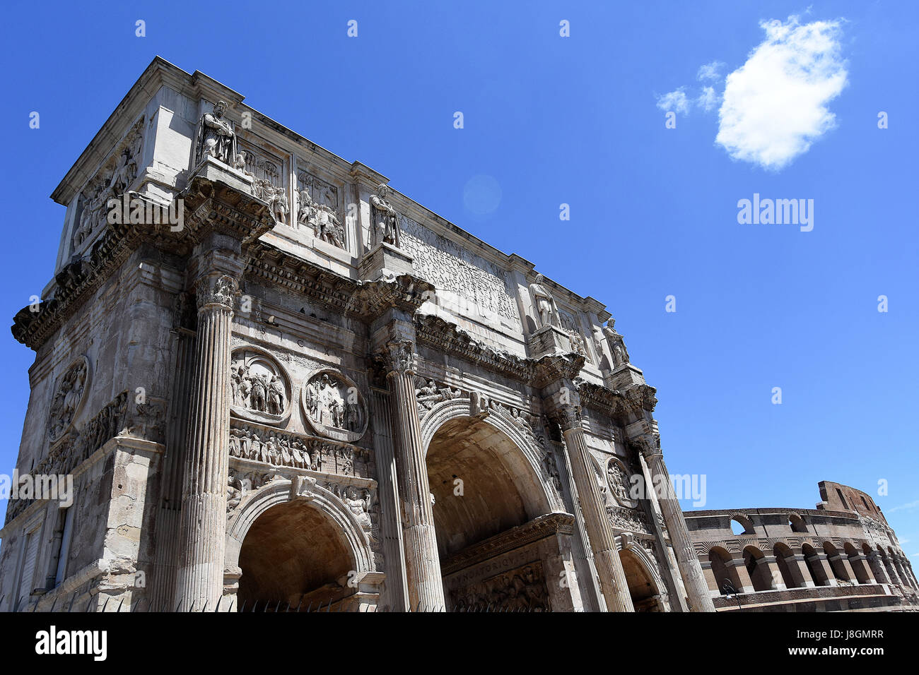 Der triumphale Konstantinsbogen in Rom neben dem Kolosseum. Stockfoto