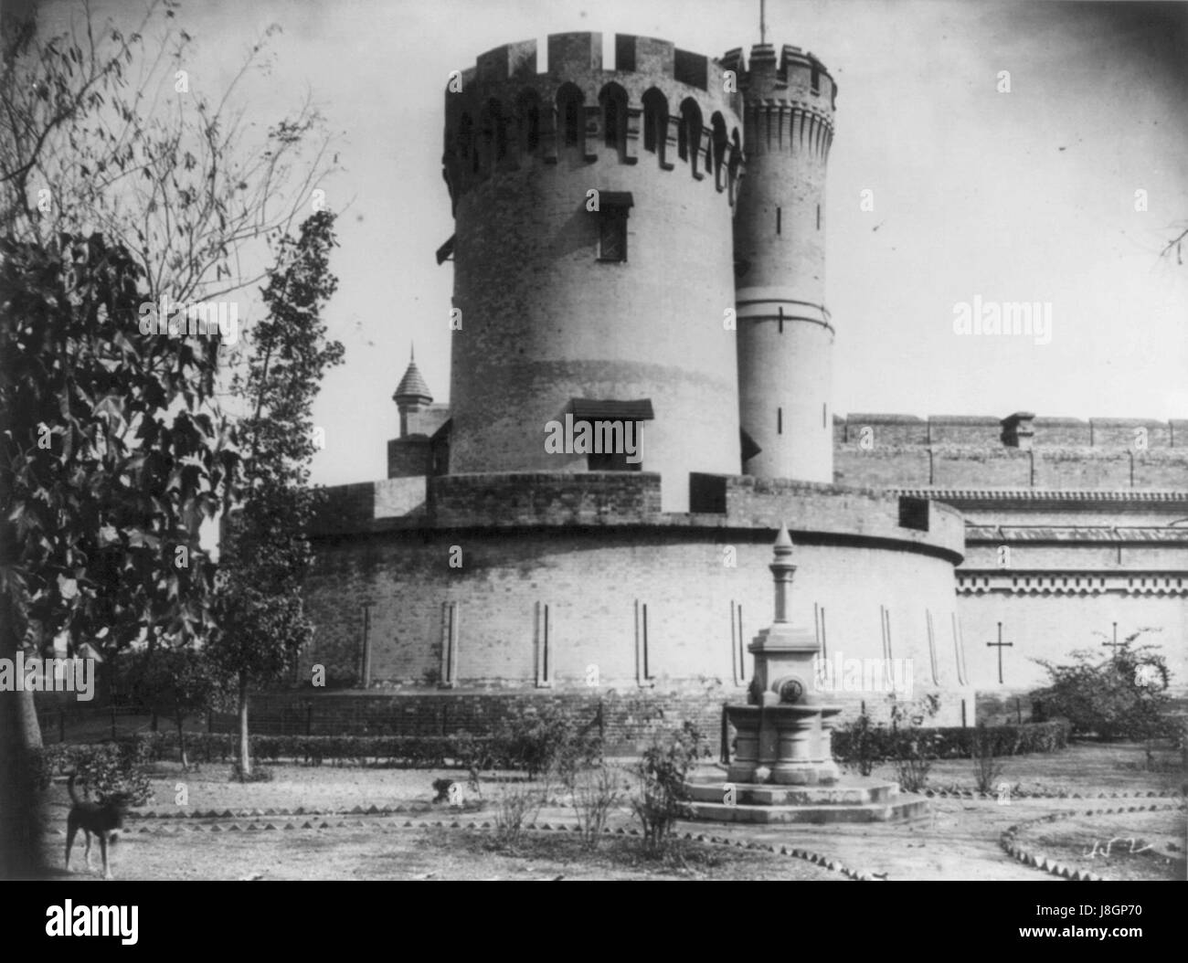 Die Befestigungsanlagen an einem Bahnhof im Jahr 1895 wurden zum Schutz ausgelegt, was möglicherweise die Sicherheitsbedenken der damaligen Zeit widerspiegelte. Das Bild könnte Verteidigungsstrukturen zeigen, die in Zeiten politischer Unruhen oder militärischer Konflikte um wichtige Verkehrsknotenpunkte herum errichtet wurden. Stockfoto