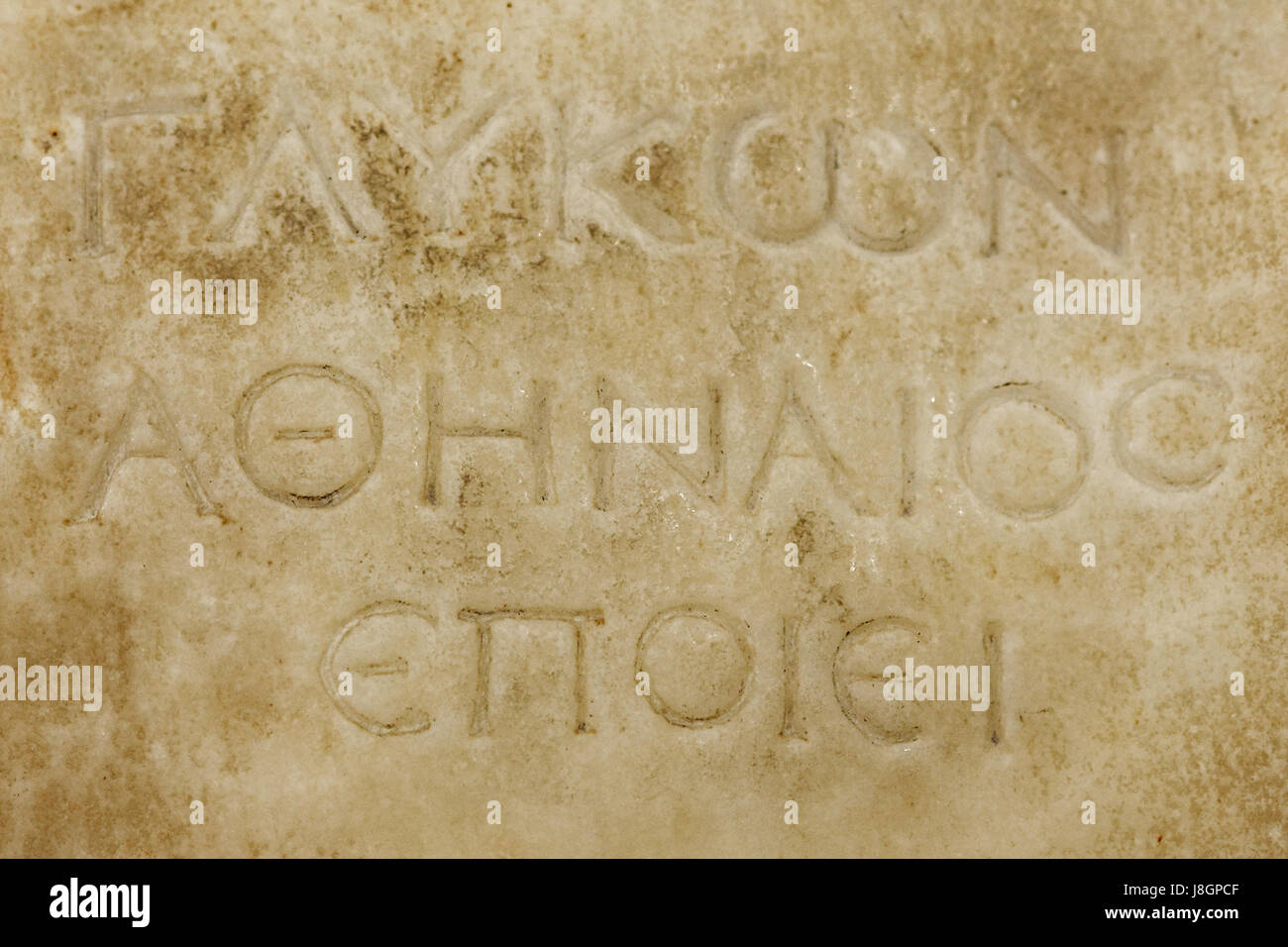 Die Herakles Farnese ist eine alte Marmorstatue, die den mythologischen Helden Herakles darstellt, ursprünglich Teil der Farnese-Sammlung in Neapel. Es ist ein bemerkenswertes Beispiel klassischer Skulpturen und bietet Einblick in die römische Kunst, indem es Herakles in einem Moment der Stärke und des Heldentums darstellt. Stockfoto