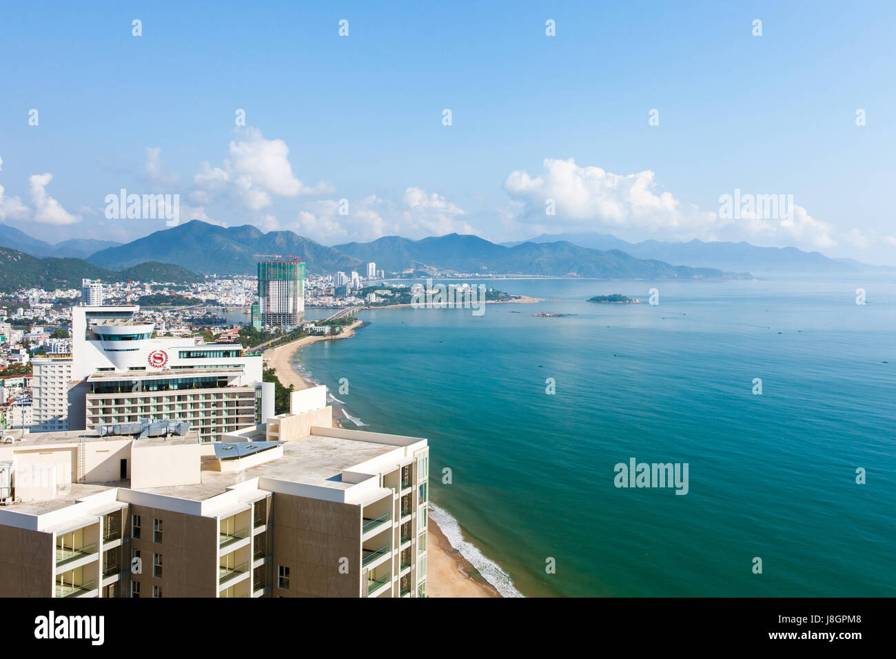 Tagsüber Panoramablick über Nha Trang Stadt, beliebtes Touristenziel in Vietnam. Stockfoto