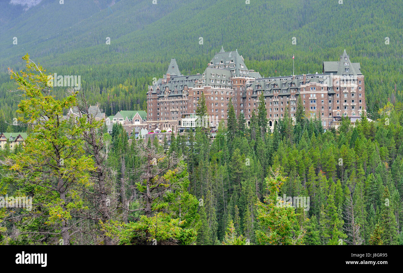 Das Fairmont Banff Springs Hotel &amp; Spa in Banff Springs, Kanada an einem nebligen Tag Stockfoto