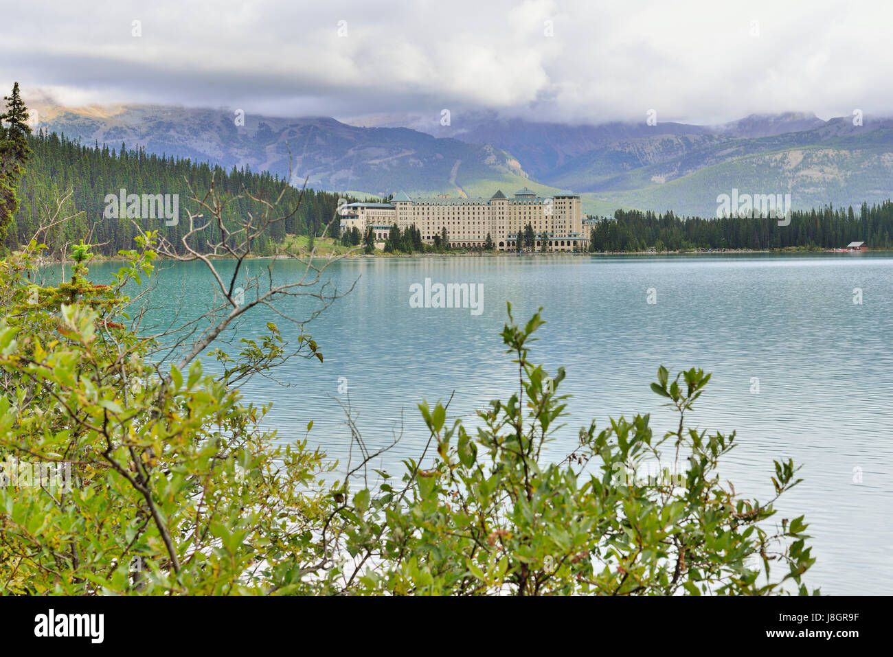 Das Chateau Lake Louise Hotel wie aus dem Trail in Kanadische Rockies während einem bewölkten Tag Stockfoto