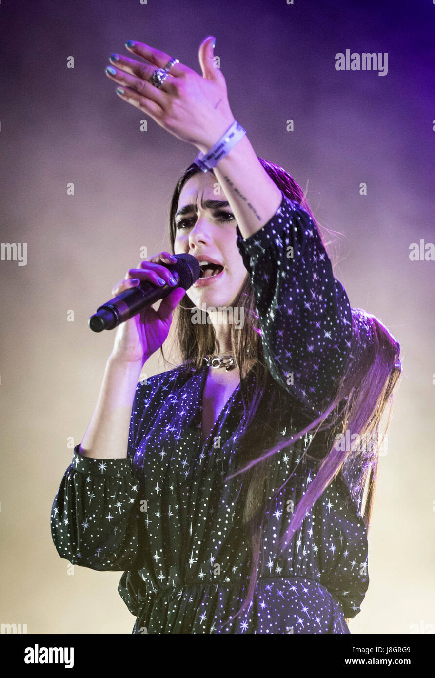 Dua Lipa führt während einer Zusammenarbeit mit Mura Masa am zweiten Tag des BBC Radio 1's Big Weekend in Burton Constable Hall, Burton Constable, Skirlaugh im Rumpf. Stockfoto