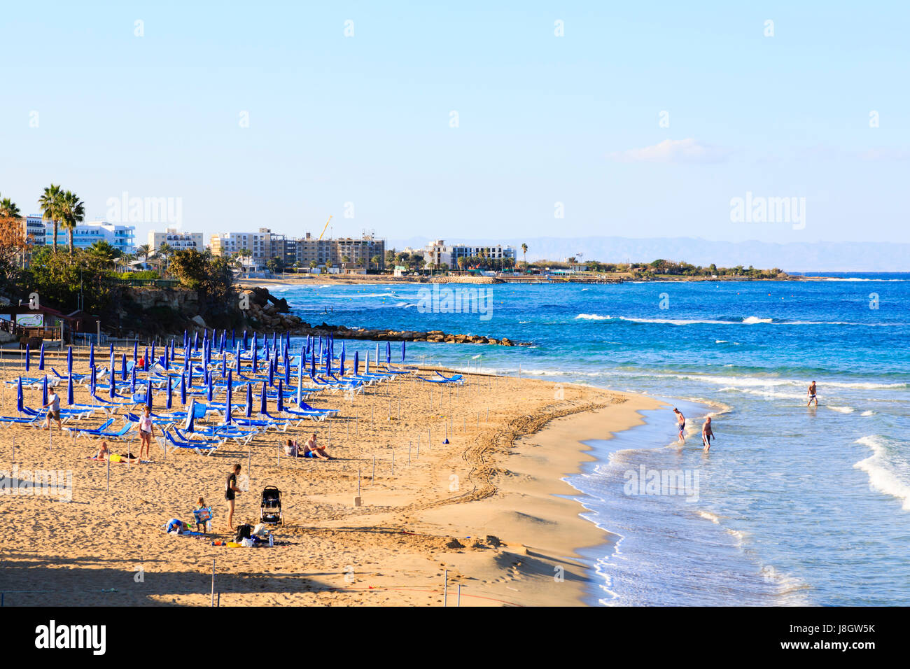 Touristen am Strand von Fig Tree Bay, Protaras, Zypern. Stockfoto